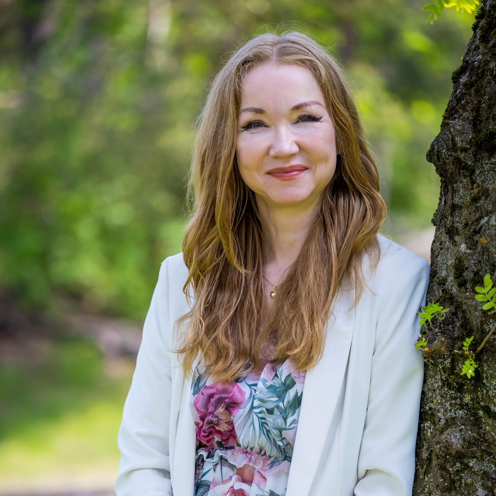 Psykologi Angela Ahola alkoi tutkia pettämistä, kun oma mies jäi kiinni – tällaiset ihmiset saattavat päätyä pettämään