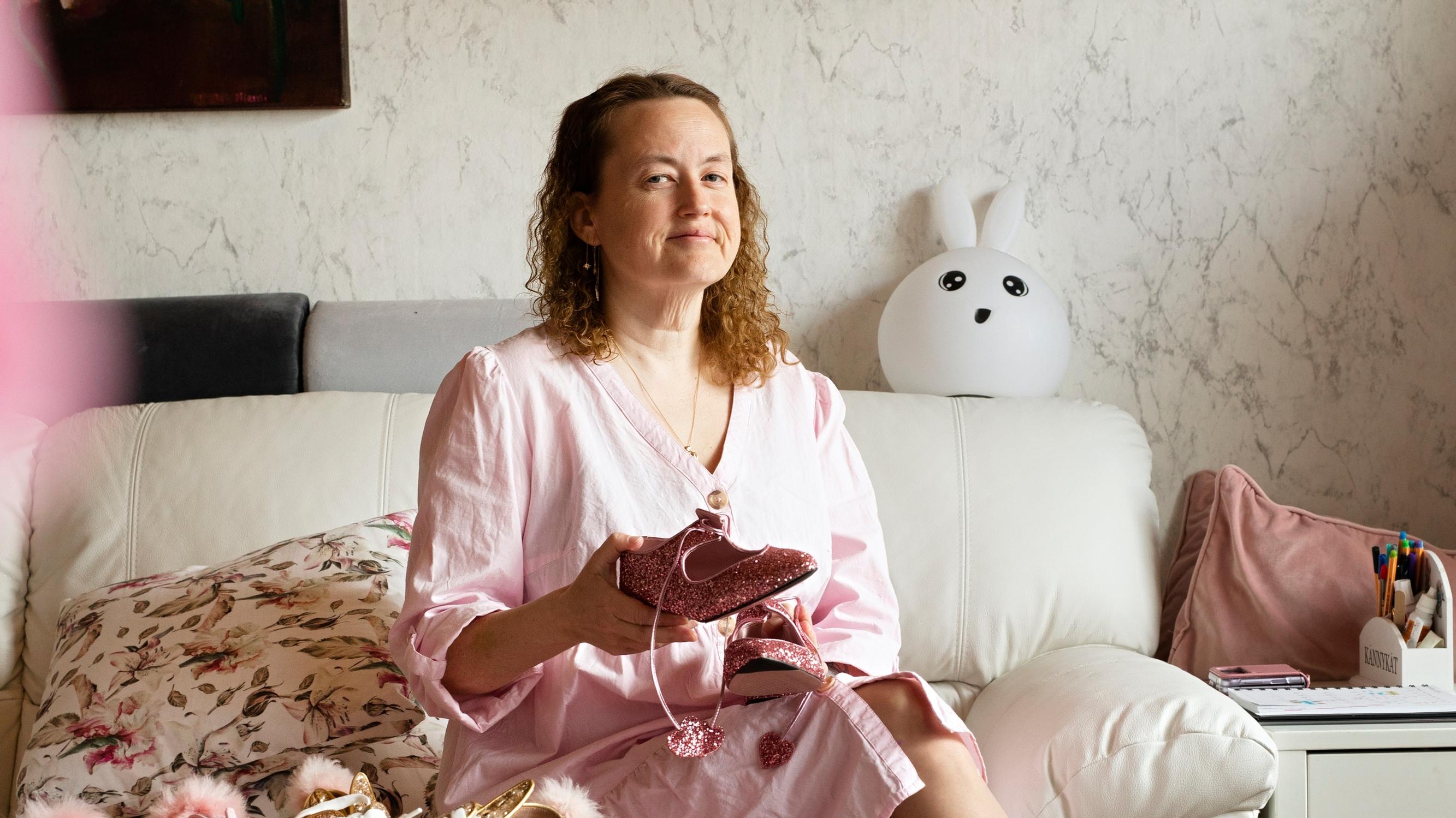 Shoppailuun addiktoitunut Julia: ”Täytin sisäistä tyhjyyttä ­ostamisella ja omistamisella”