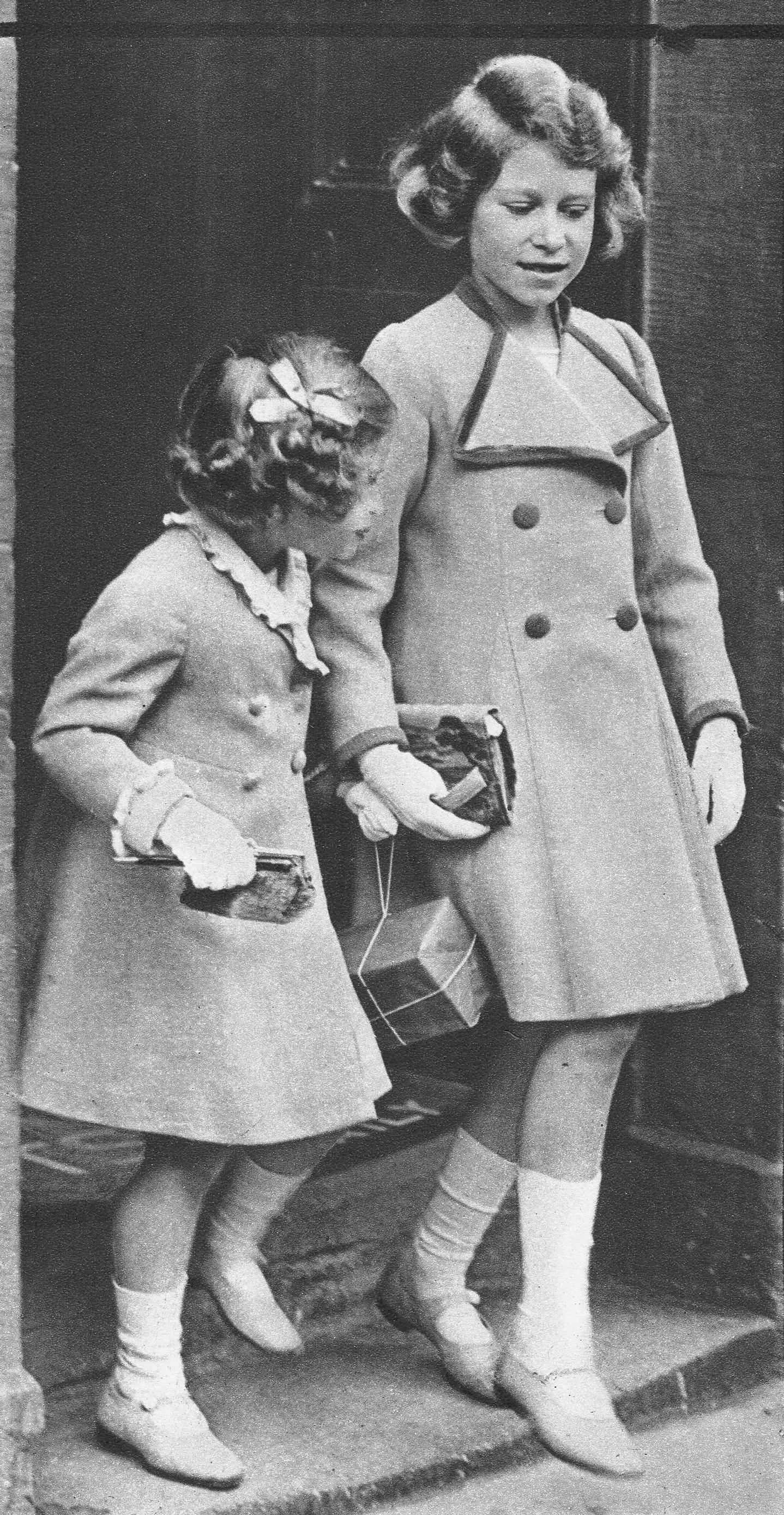 Elizabeth-äidillä oli tapana lukea Lilibetille ja Margaret Roselle prinsessasatuja. Kuningataräiti halusi lastensa nauttivan elämästä rajoituksista huolimatta.