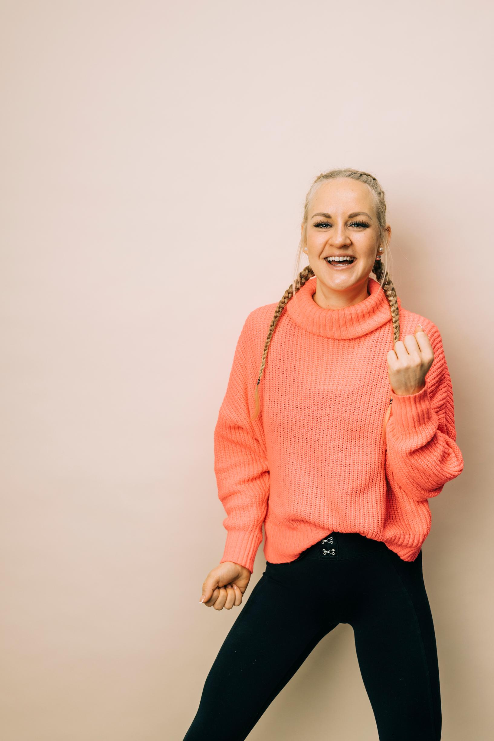 Vuoden Eeva 2023 -ehdokas Auri Kananen maksaa takaisin saamaansa apua.