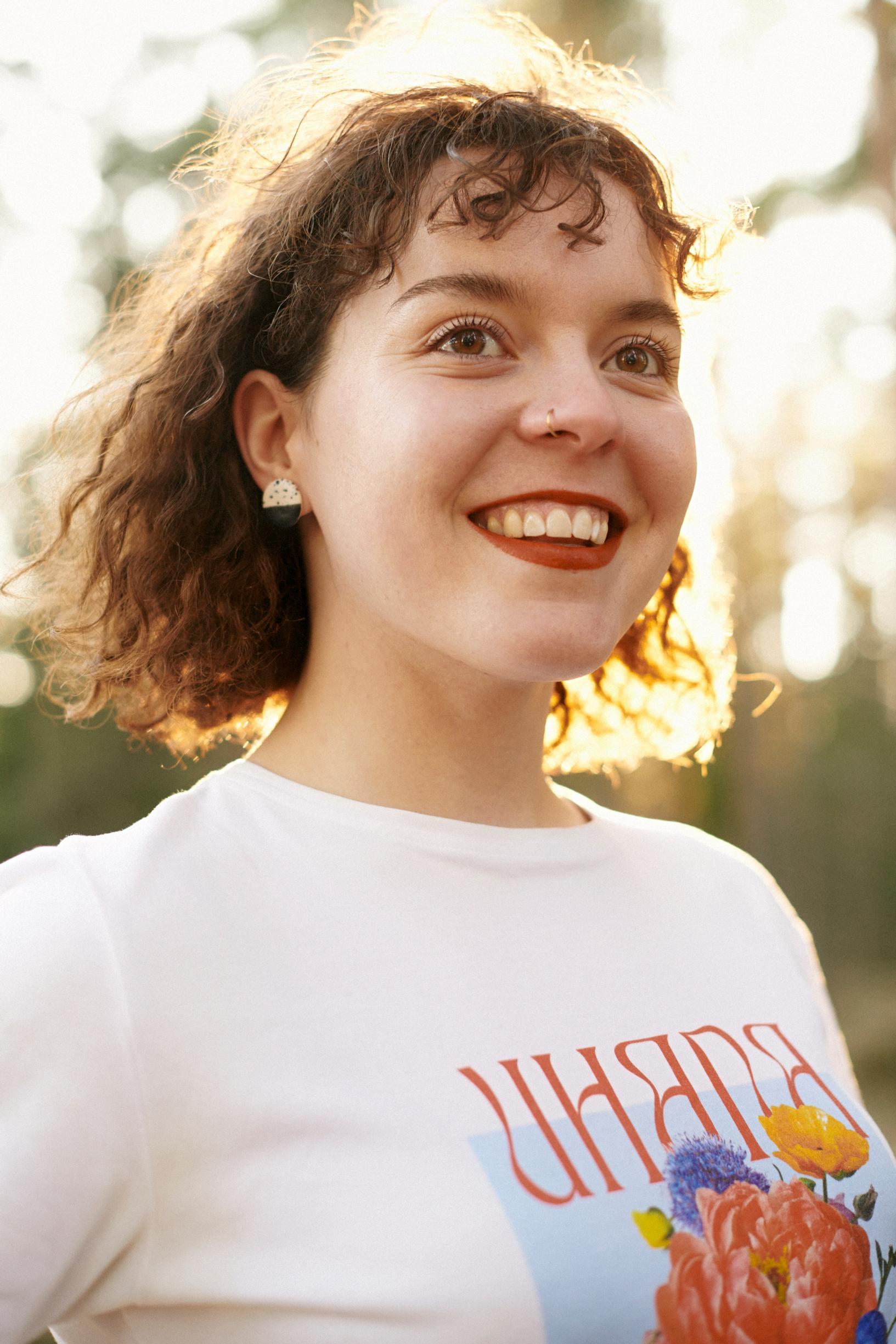 ”Tavallisesti naiset innostuvat metsästämisestä koiraharrastuksen myötä. Kategorisesti nuori metsästävä nainen edustaa erilaisia arvoja kuin iäkkäämpi herrasmies”, Veera Kivistö pohtii. Hän kertoo elämästään Instagram-tilillään @riistavege.