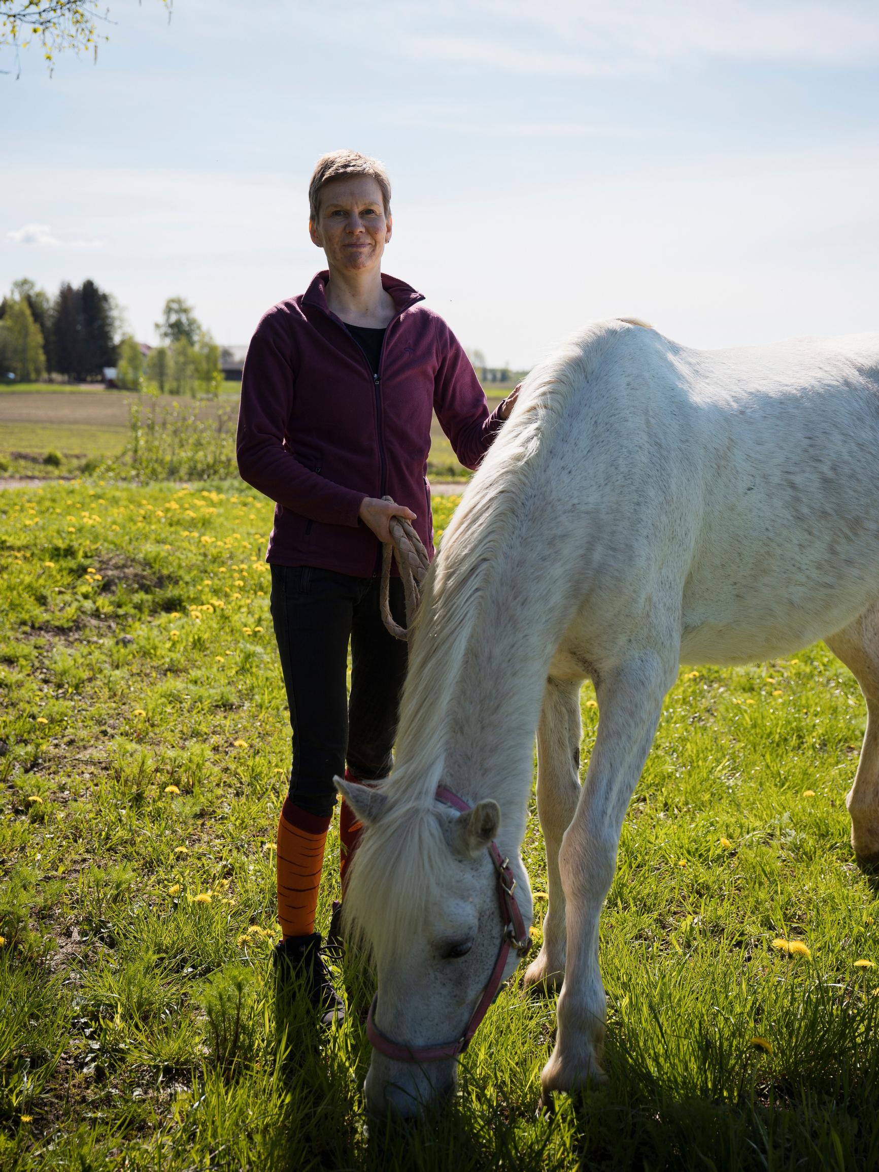 Nelikymppinen Sanna heräsi yöllä outoon päänsärkyyn: ”Onneksi mieheni ei kehottanut ottamaan särkylääkettä vaan soitti ambulanssin”