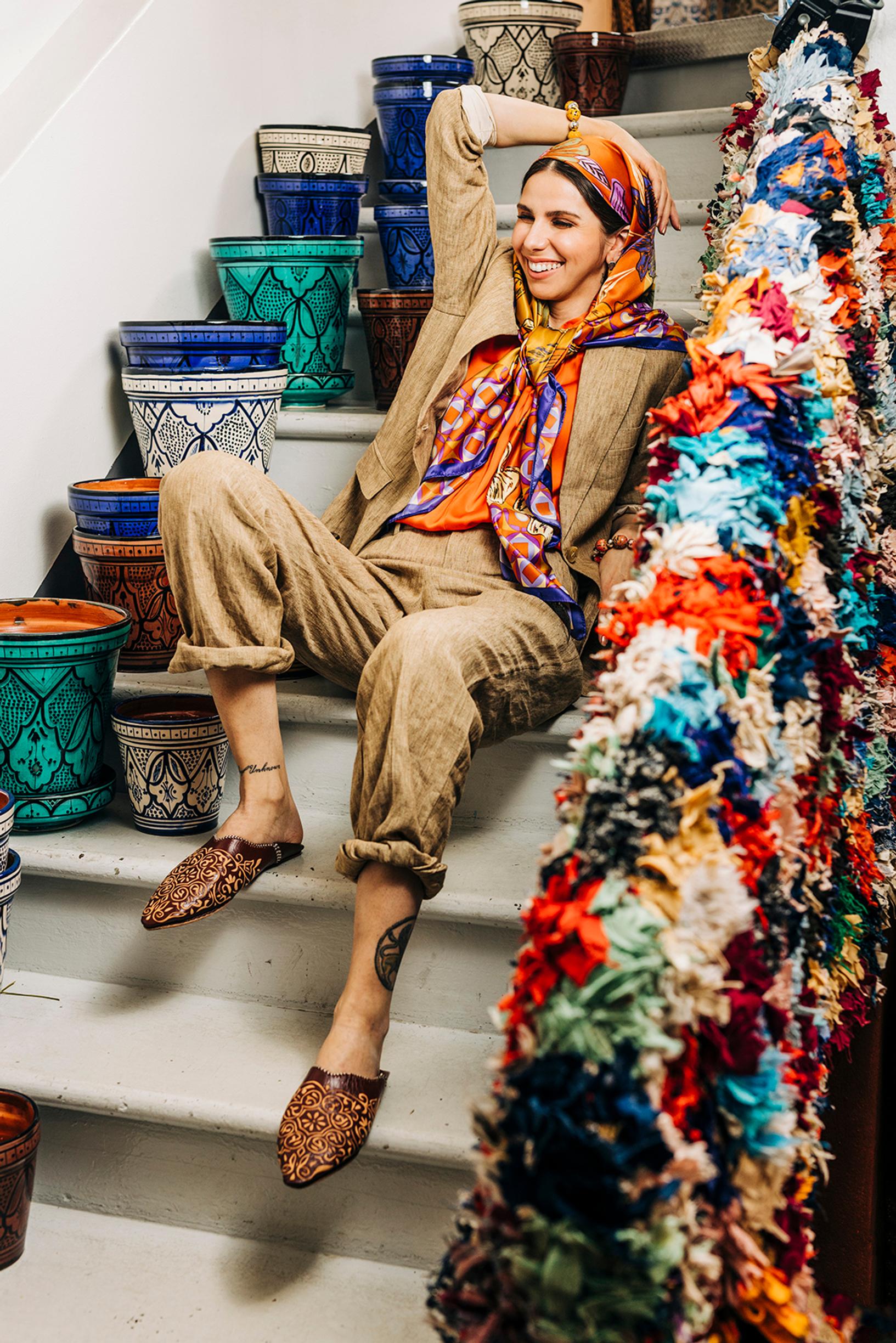 Pellavableiseri 469 e ja -housut 259 e, Sand Copenhagen. Viskoositoppi 94,95 e, InWear. Kuosihuivi 22,95 e, Zara. Käsin kootut lasihelmikorvakorut 129 e, Inca Negro. Eläväpintaiset rannekorut 45 e / kpl, Linda Toye Jewellery. Nahkatossut 19 e, Dokkan Boho Decor.
