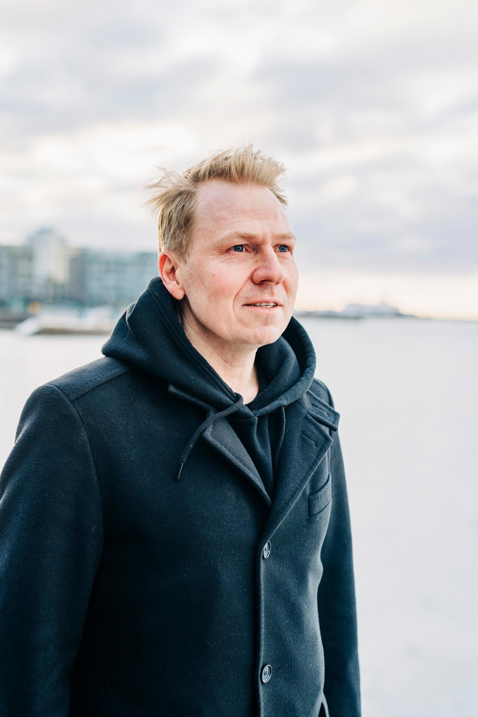 ”Ystävät ovat minulle iso voimavara, ja saan kohtaamisista heidän kanssaan paljon energiaa”, jalkapalloammattilainen ja toimitusjohtaja Aki Riihilahti sanoo.
