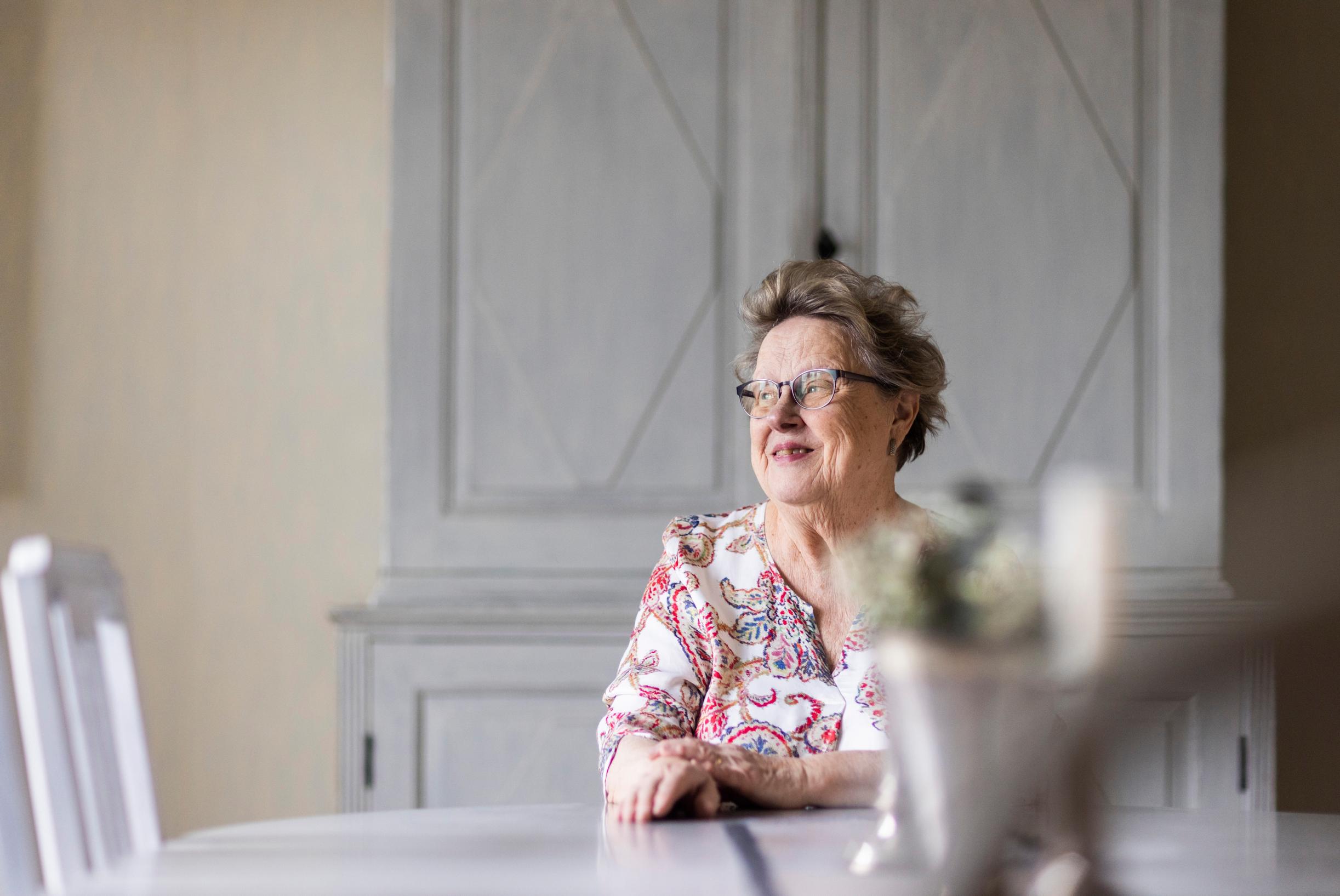Helena saa puolisoltaan Jukalta usein pieniä huomionosoituksia. Mies esimerkiksi tuo hänelle välillä kukkia.