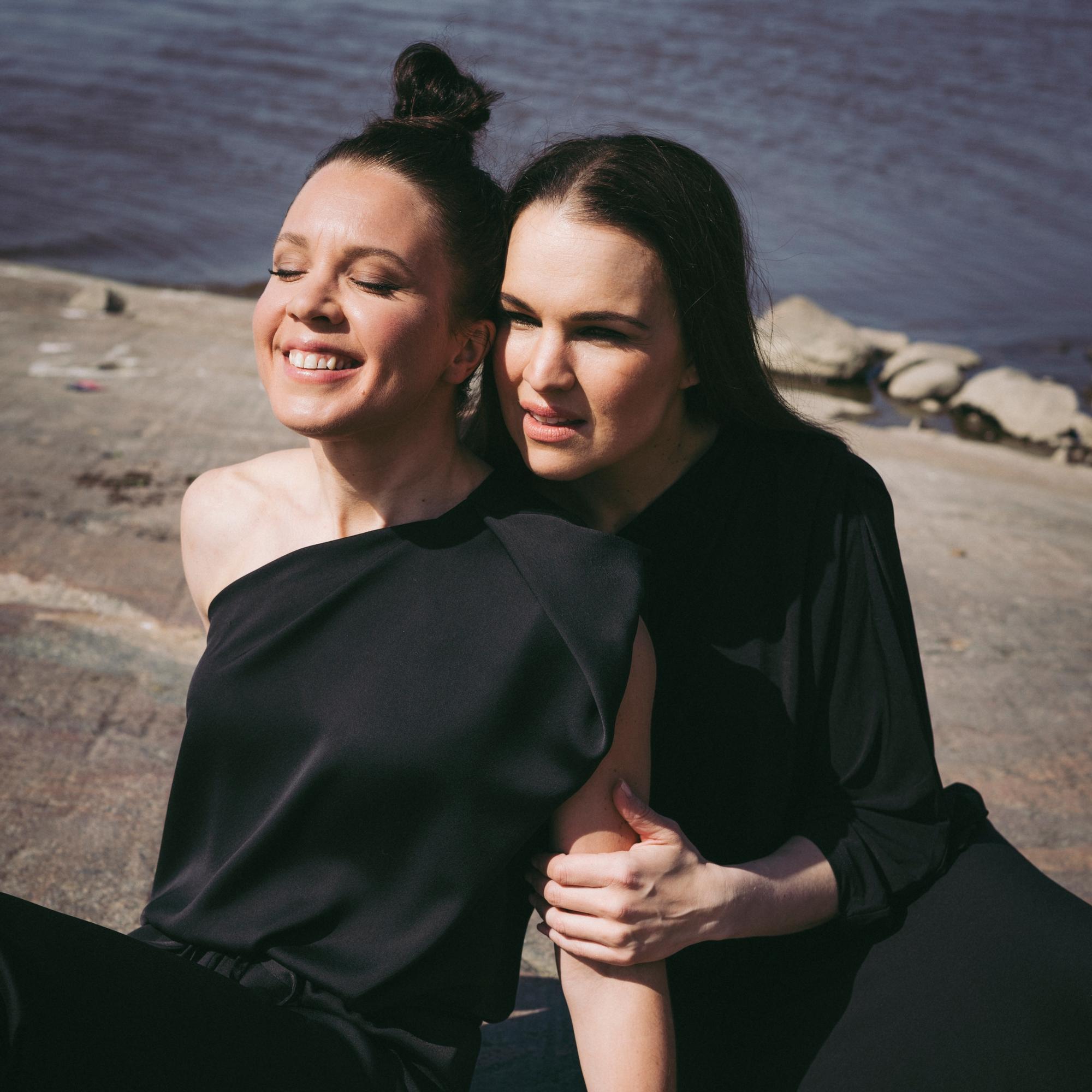 Katri ja Kerttu Niskanen ymmärsivät vasta aikuisina, miten harvinaisen tiivis perhe heillä on: ”Sisaruus on valtava voimavara”