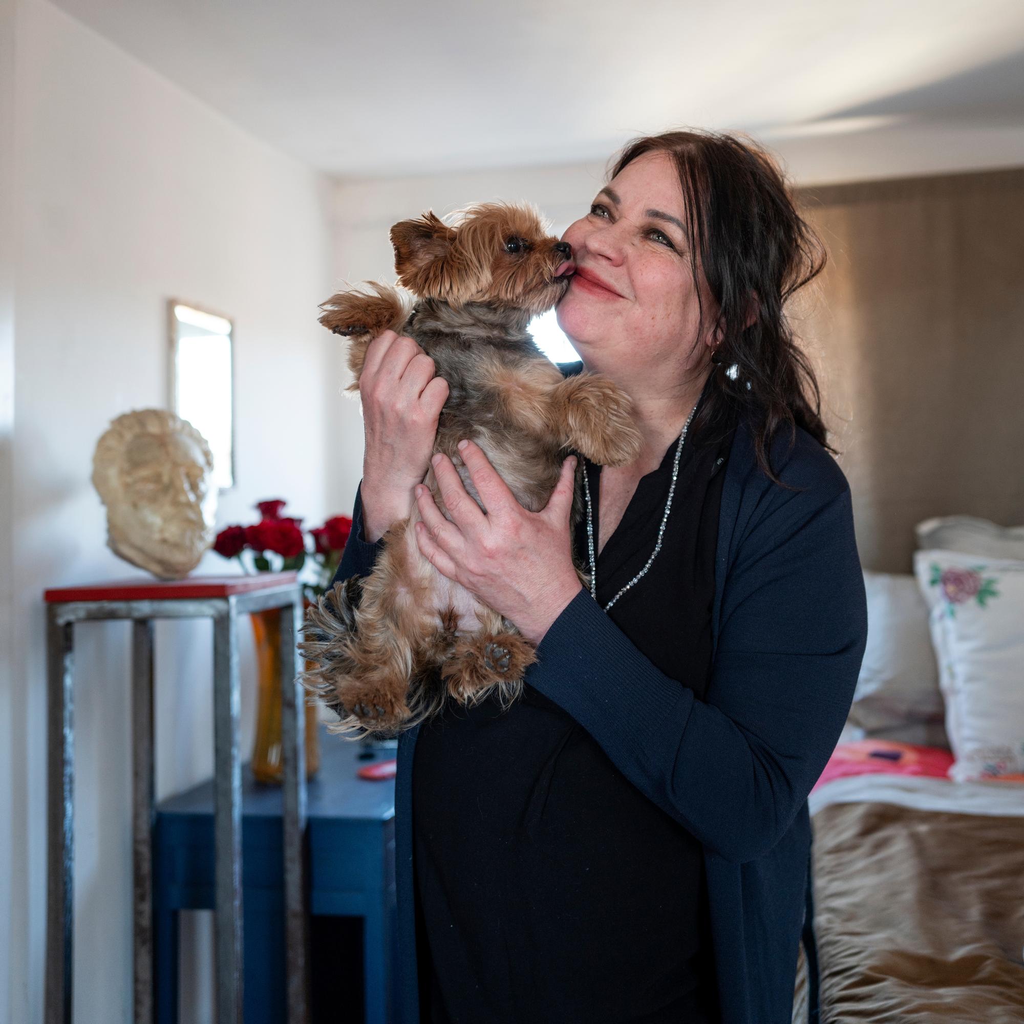 Perheeseen kuuluu yorkshirenterrieri Riesa, 10. Se on tehnyt elämässään yli 100 lentoa. 16-vuotias kissa Ruusunen on hoidossa kuvataiteilija Arno Westerbergillä.