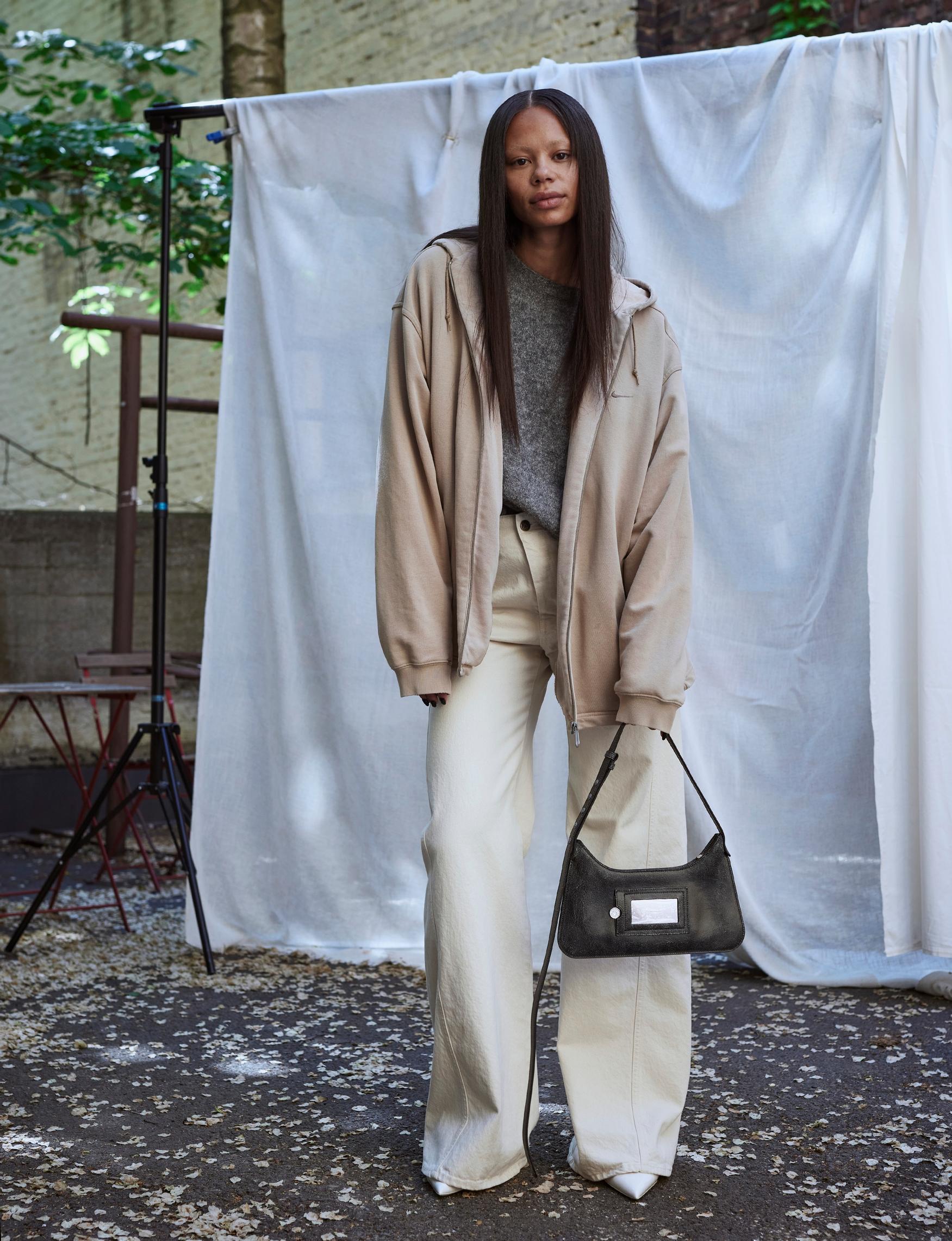 Alpakkaneule 225 e, Weekend by Max Mara. Huppari 50 e, FTA. Farkut 290 e, Jeans & Towels. Laukku 850 e, Acne Studios / Beam. Kengät 40 e, Zara.