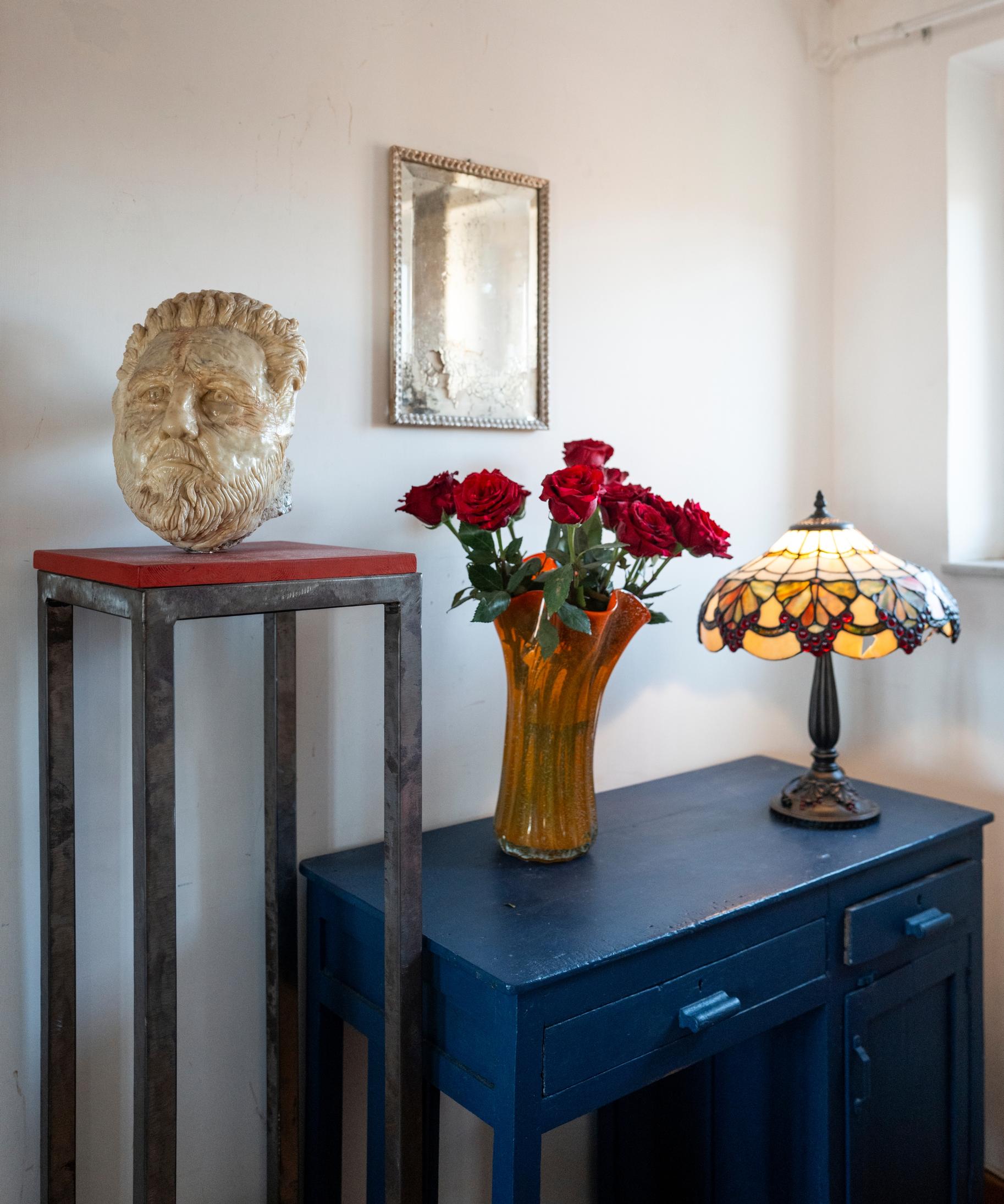 Runoilija Ezra Poundin muotokuvapatsas löysi paikkansa makuutilasta. Patsaan on tehnyt Nannan ystävä, kuvanveistäjä Maurizio Savini vulkaanisesta kivestä, purukumista ja sokerista.