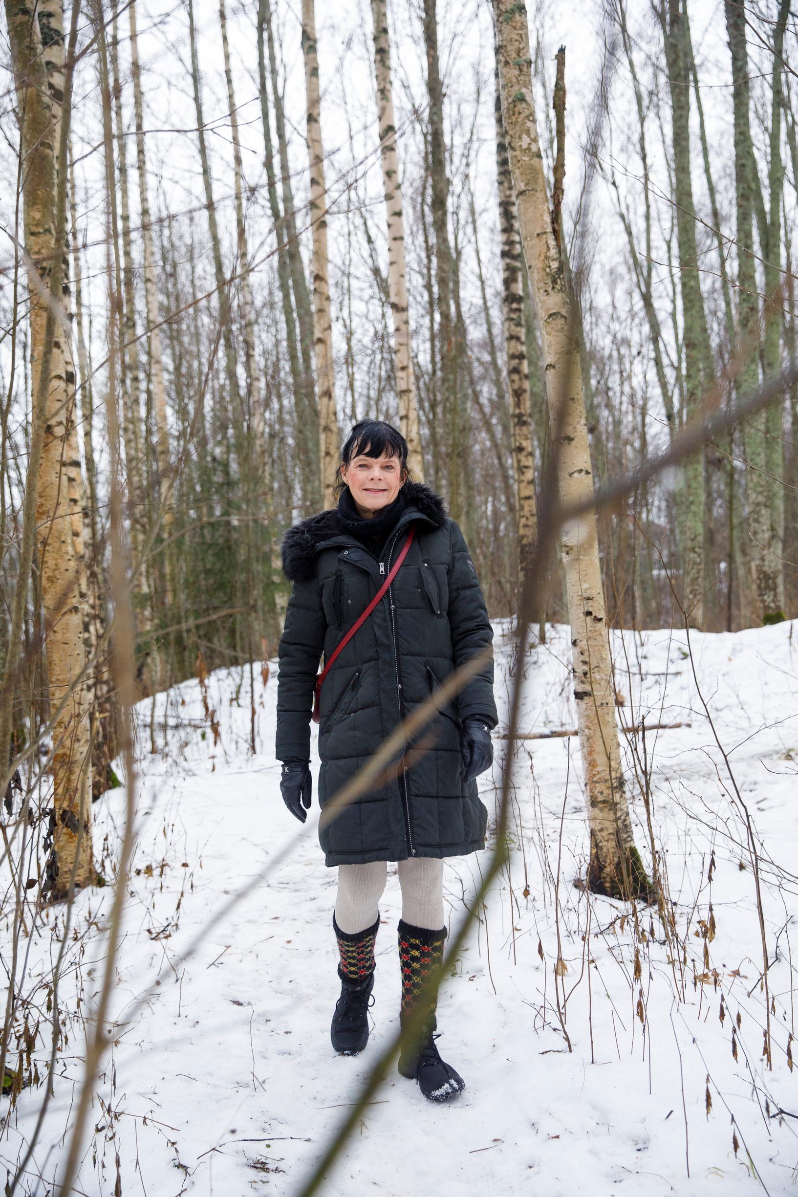 Tanja on työskennellyt aloilla, joilla on käytetty univormua. Se on ollut helppo tapa peittää naiseus. ”Mutta kyllä minä katselin naisten pukeutumista kateellisena.”