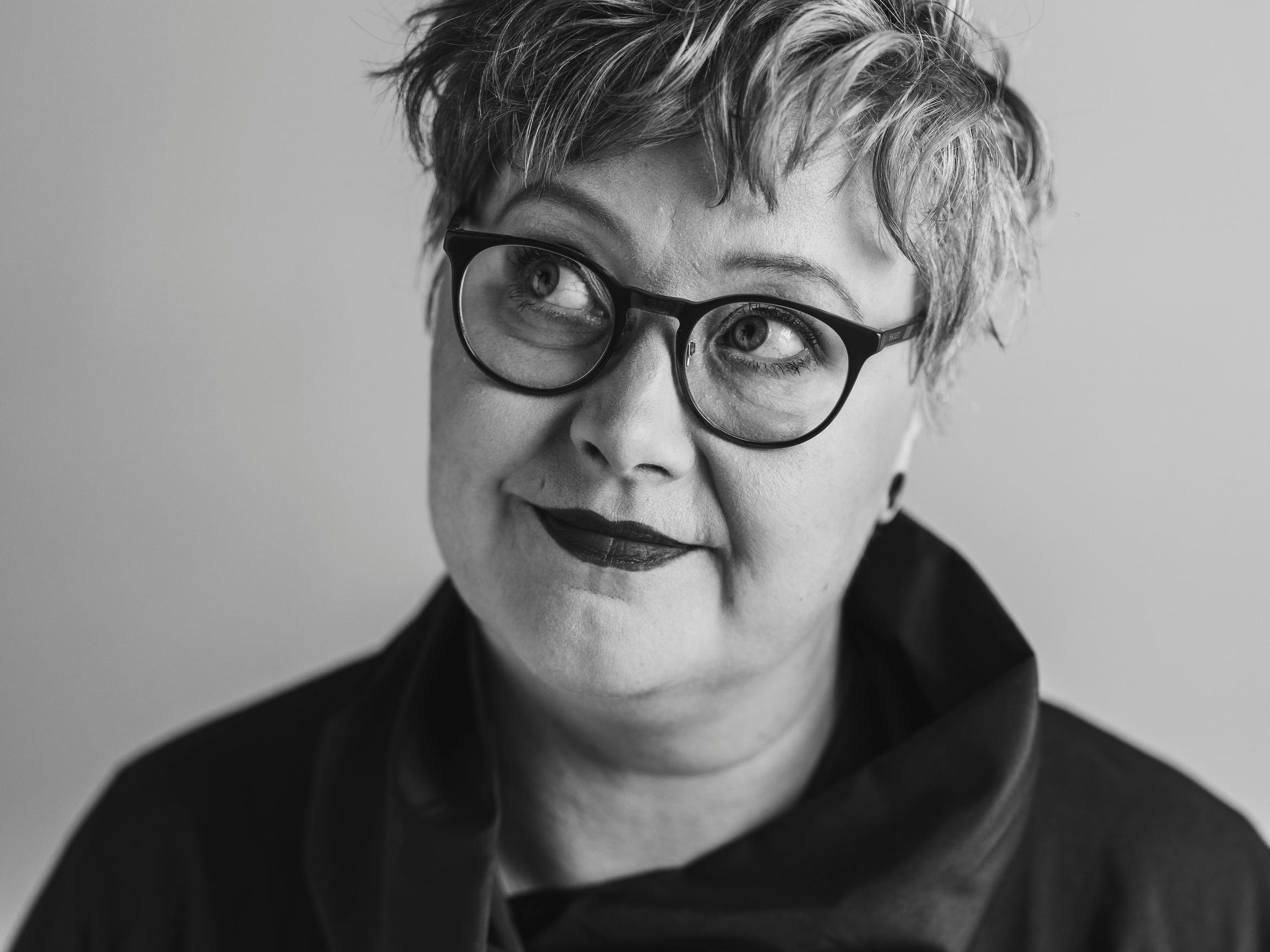 Koskettaminen ja hellyys kuuluvat vain parisuhteisiin, ja se tekee sinkun elämästä kurjaa