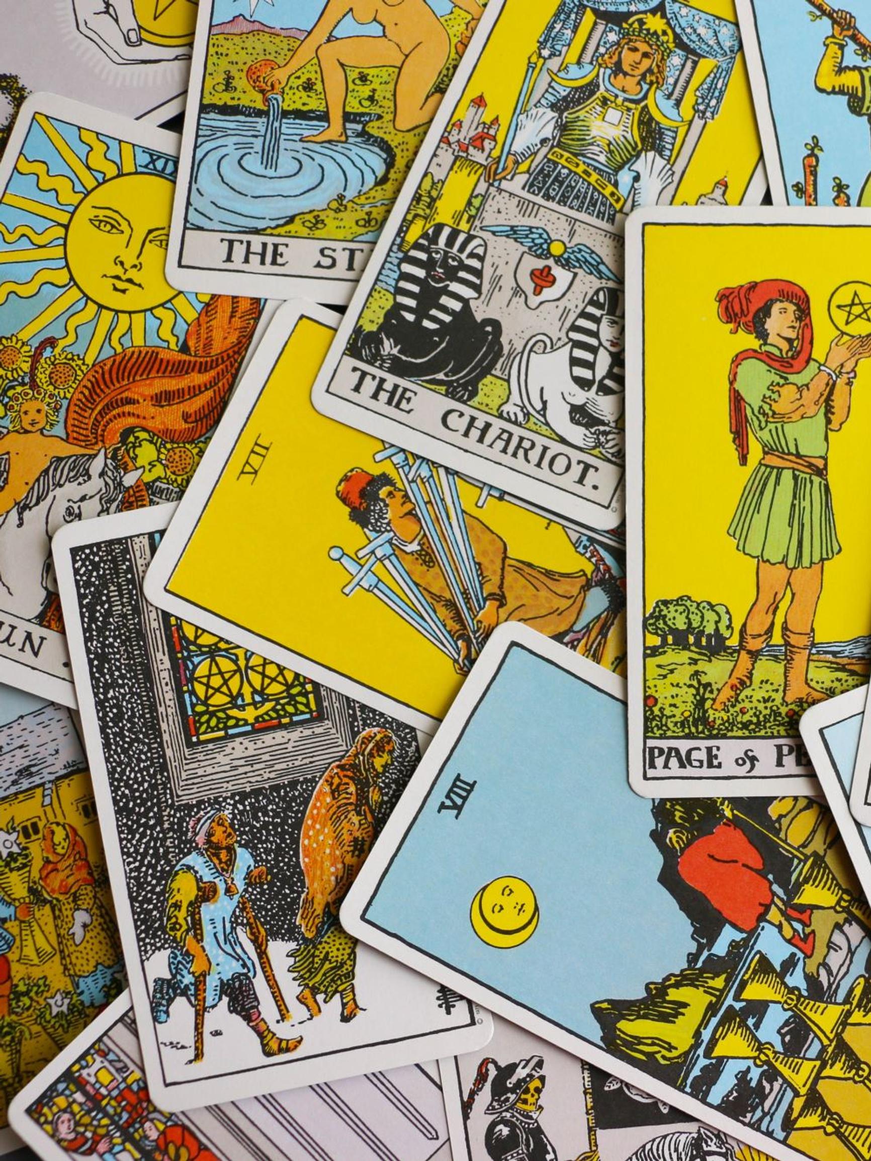 Tarot-kortit voivat auttaa elämänsuunnan löytämisessä: ”Tulkinta antoi minulle itseluottamusta”