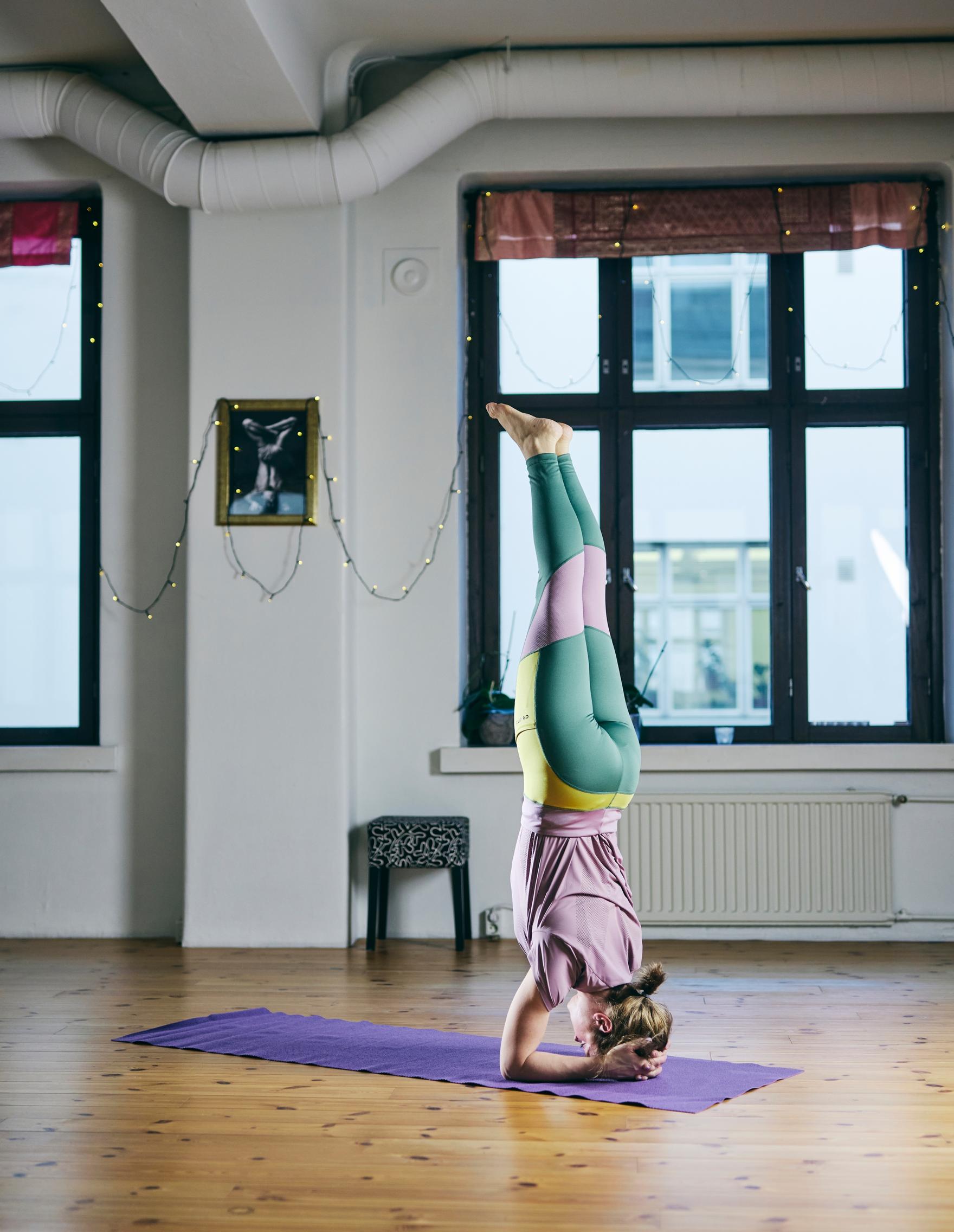 Elena Leeva osaa tehdä hienoja jooga-asentoja.