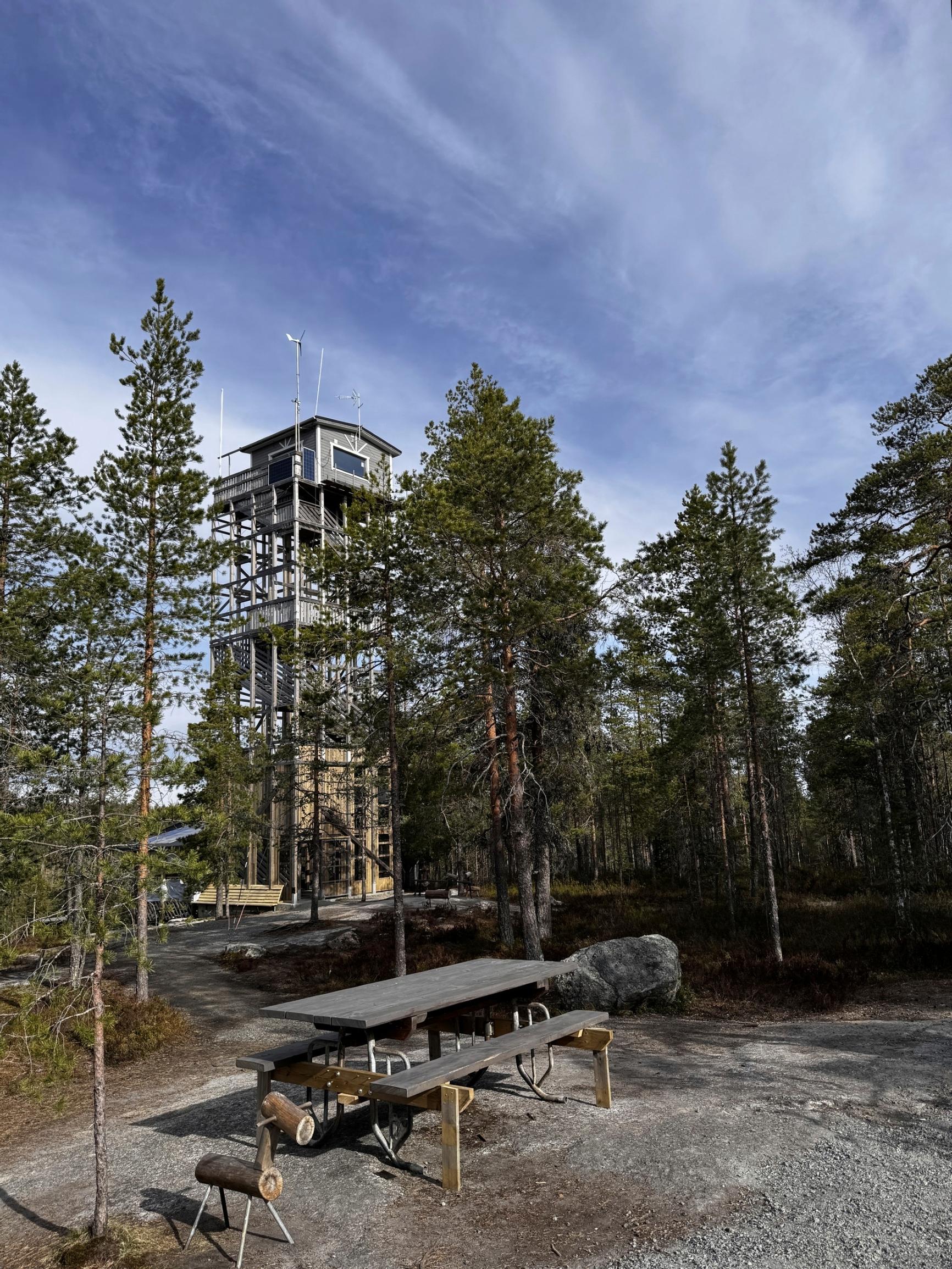 Torni mäen laella