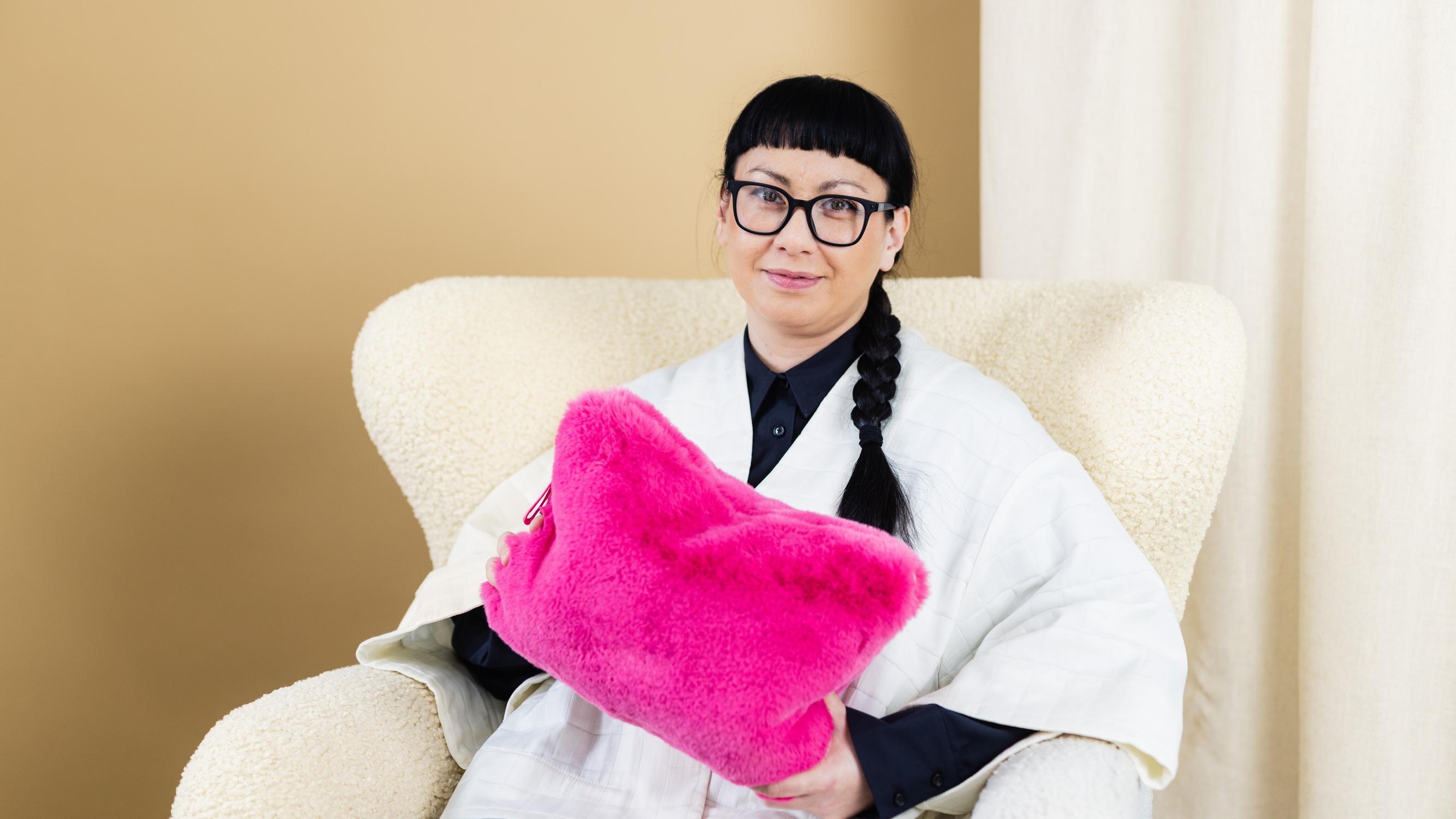 Jasmin Mishima esittelee meikkipussinsa suosikit ja kertoo, minkä lyömättömän kikan hän oppi ammattimeikkaajalta