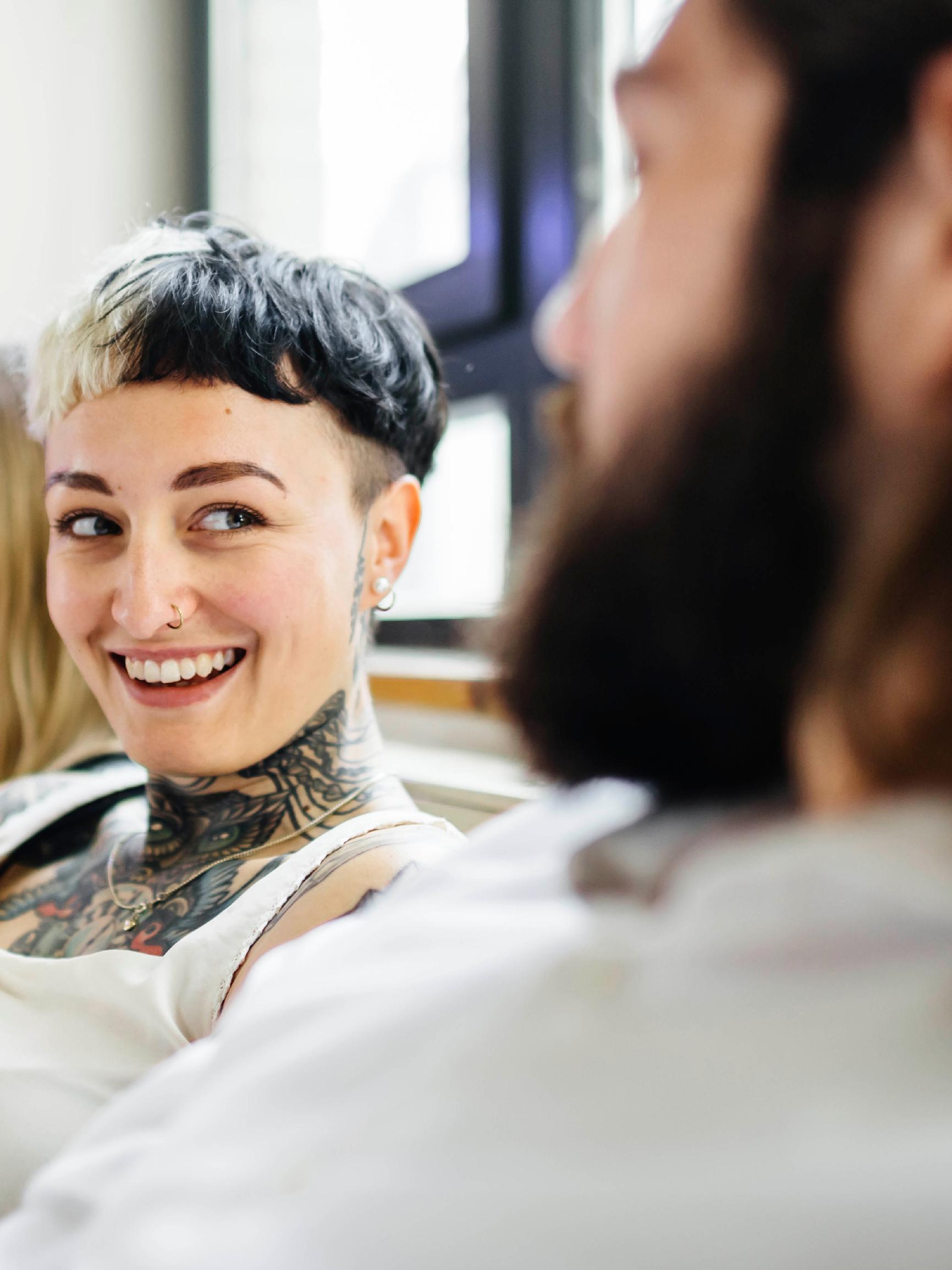Saako muiden kanssa flirttailla, jos on parisuhteessa? Seksuaaliterapeutti vastaa ja kertoo, mitkä 3 asiaa paljastavat, että olet hyvä flirttailemaan