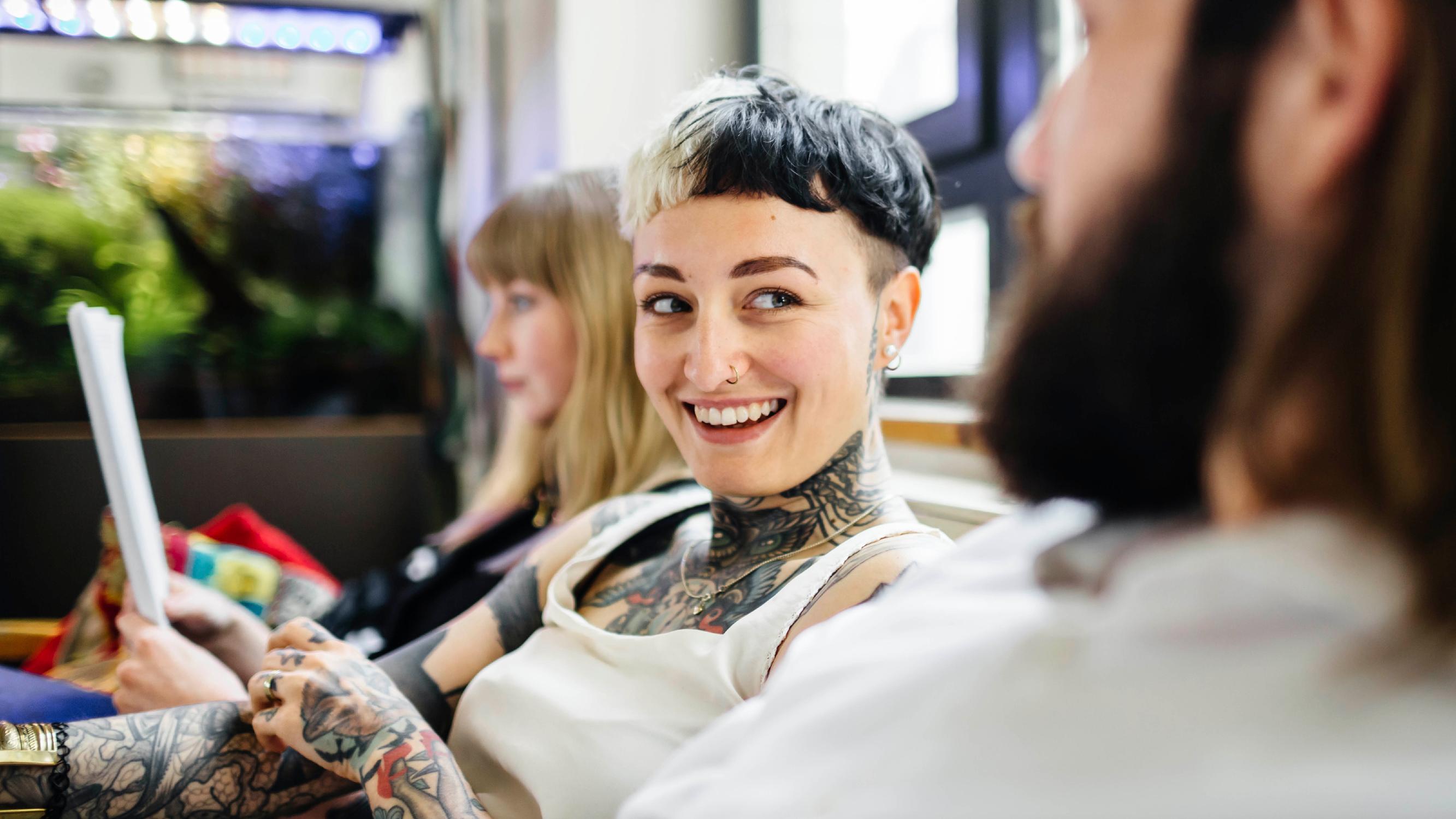 Saako muiden kanssa flirttailla, jos on parisuhteessa? Seksuaaliterapeutti vastaa ja kertoo, mitkä 3 asiaa paljastavat, että olet hyvä flirttailemaan