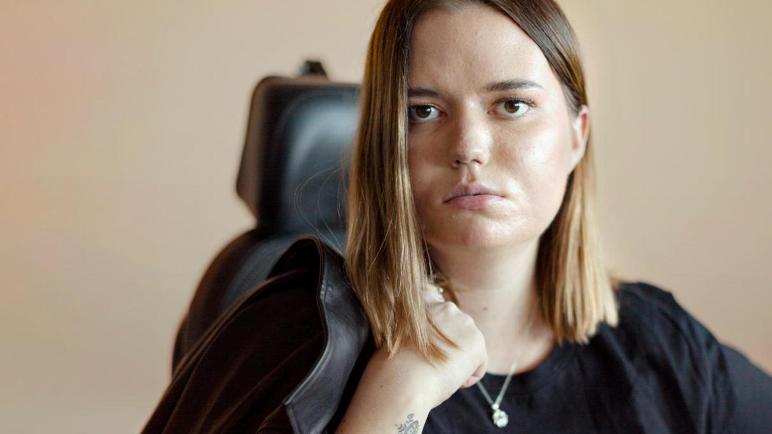 Sairauden takia Tinja ei pysty kävelemään tai hymyilemään: ”Baarissa miehet kehottavat hymyilemään enemmän – se raivostuttaa”