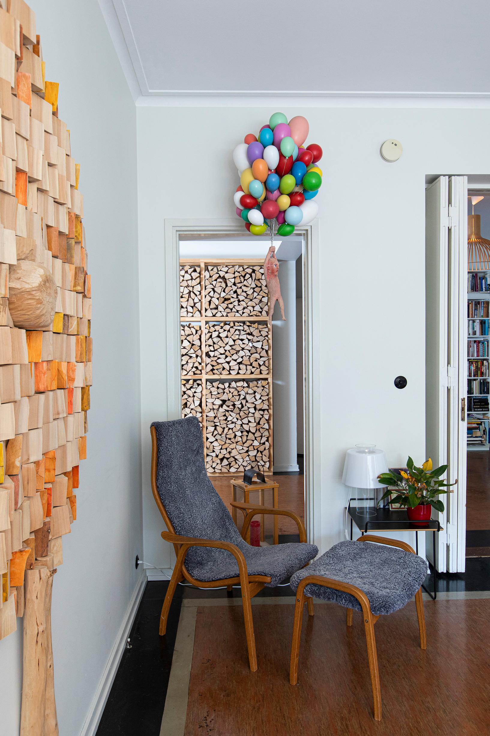 Eteisen ja olohuoneen välisen puupinon vierellä on toinen Tommi Toijan humoristisista veistoksista.