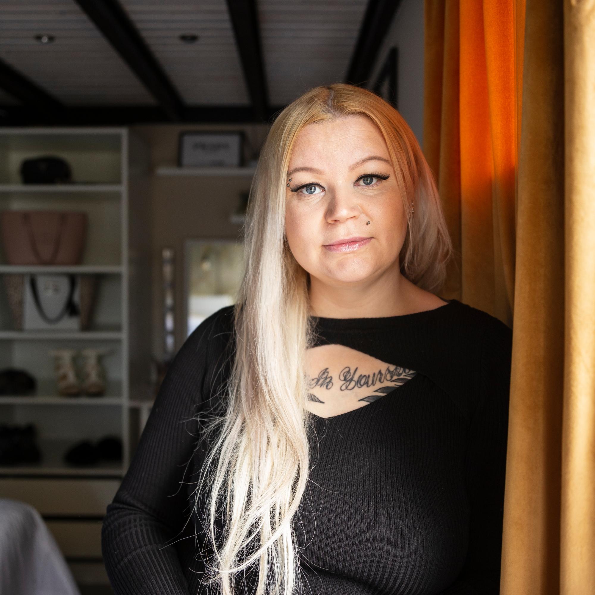 Kolmekymppinen Niina joi pään täyteen, kunnes tuli pohjakosketus: ”Sinä yönä päätin, että juominen saa riittää”