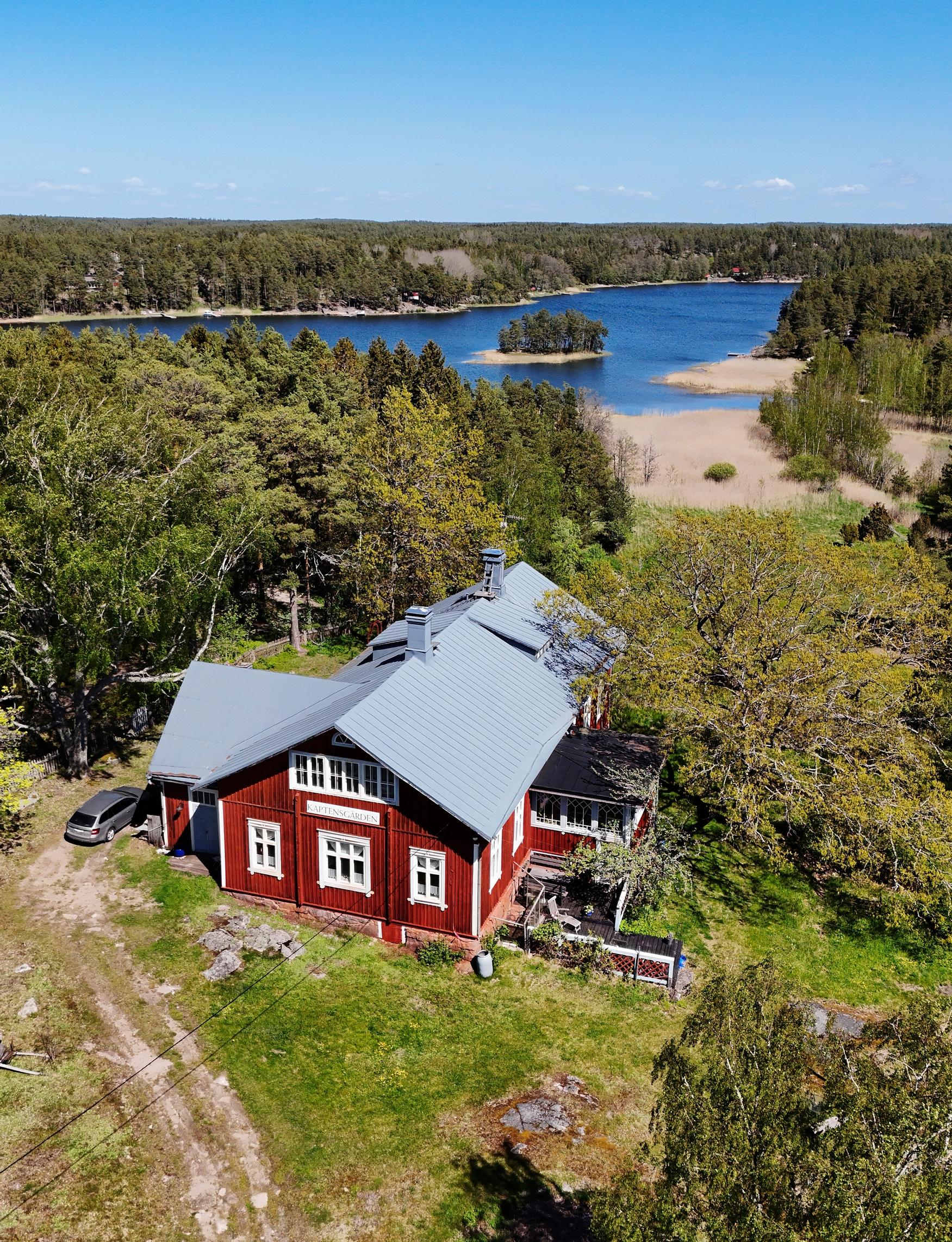Risiksenlahdelle on lyhyt matka Kaptensgårdenista. Nauvoon kuuluu 3 000 saarta, ja aiemmin Svanhild purjehti ja veneili paljon.