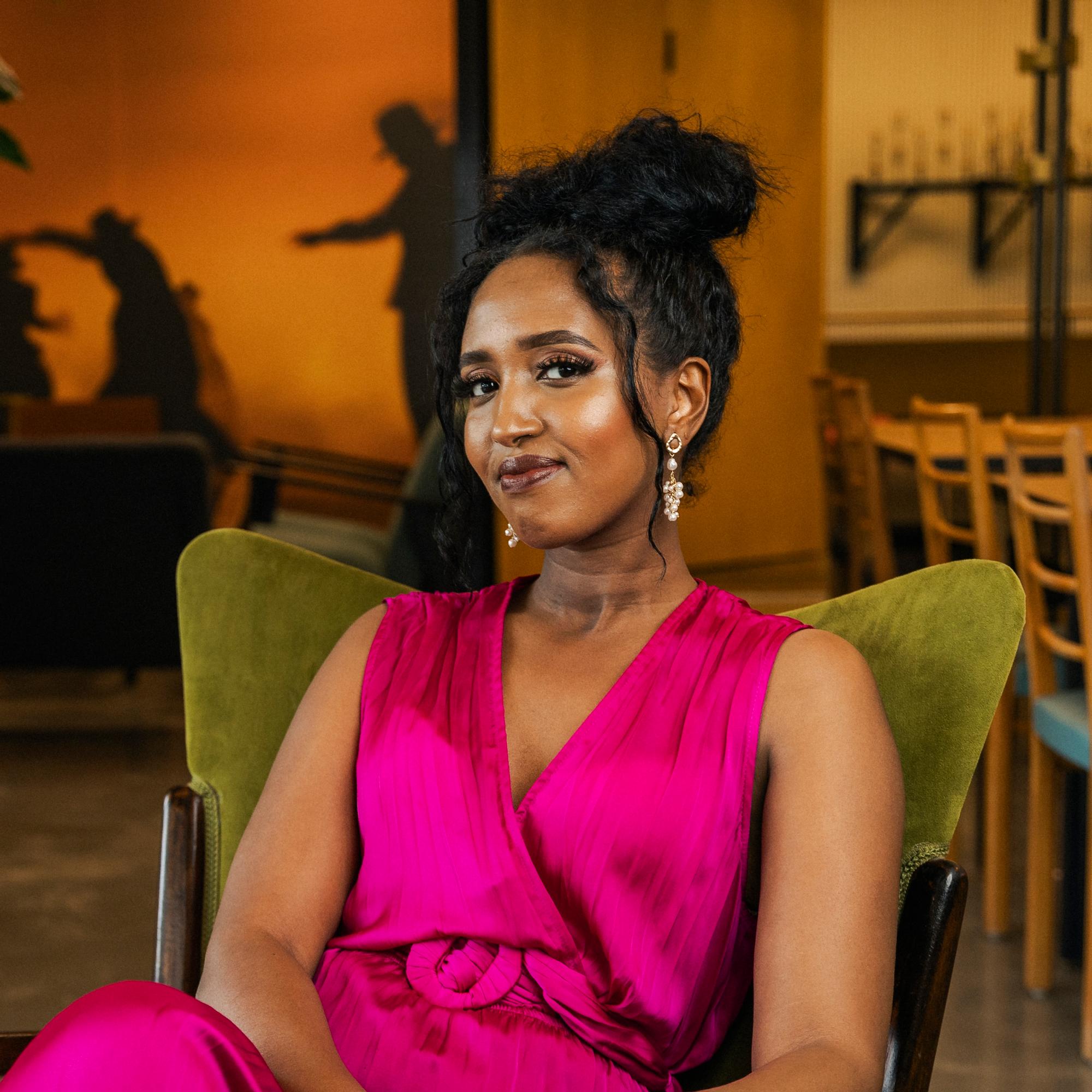 Äitiys toi Ujuni Ahmedin elämään uudenlaisen rakkauden ja kaaoksen: ”Jo raskausaikana mietin, miten vauva voi kontrolloida elämääni näin”