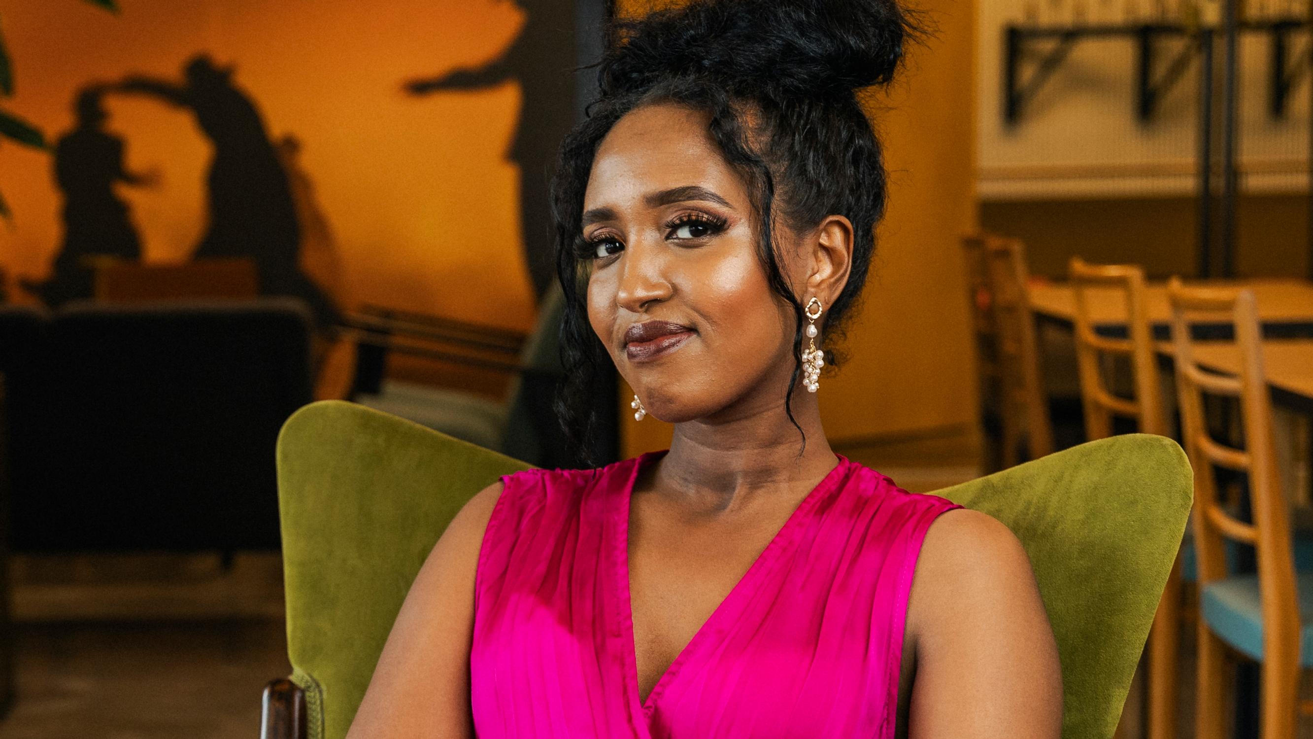 Äitiys toi Ujuni Ahmedin elämään uudenlaisen rakkauden ja kaaoksen: ”Jo raskausaikana mietin, miten vauva voi kontrolloida elämääni näin”