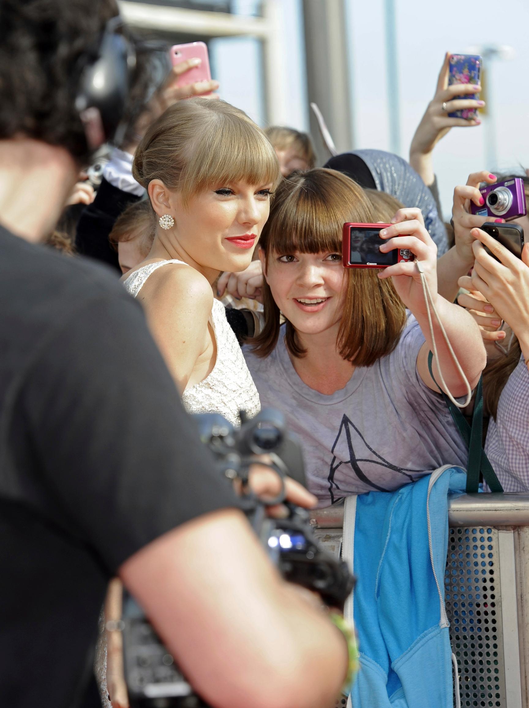Taylorin omistautuneet fanit sanovat itseään swiftieiksi. Laulaja on kutsunut itseään faniensa isosiskoksi.