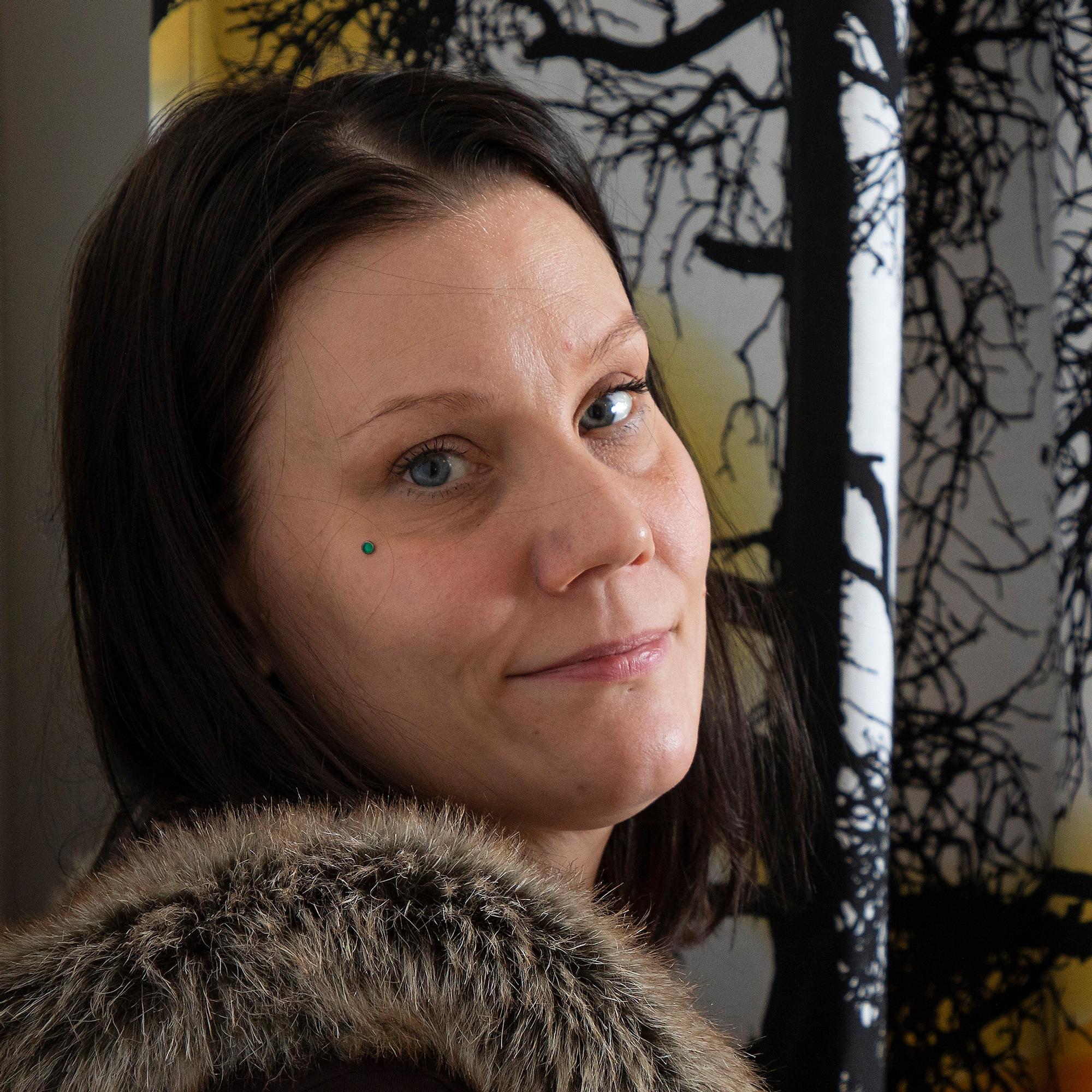 Riikka Tuomi ajautui huumeita käyttävään porukkaan 17-vuotiaana. Huumeriippuvuuden myötä välit perheeseen rakoilivat.