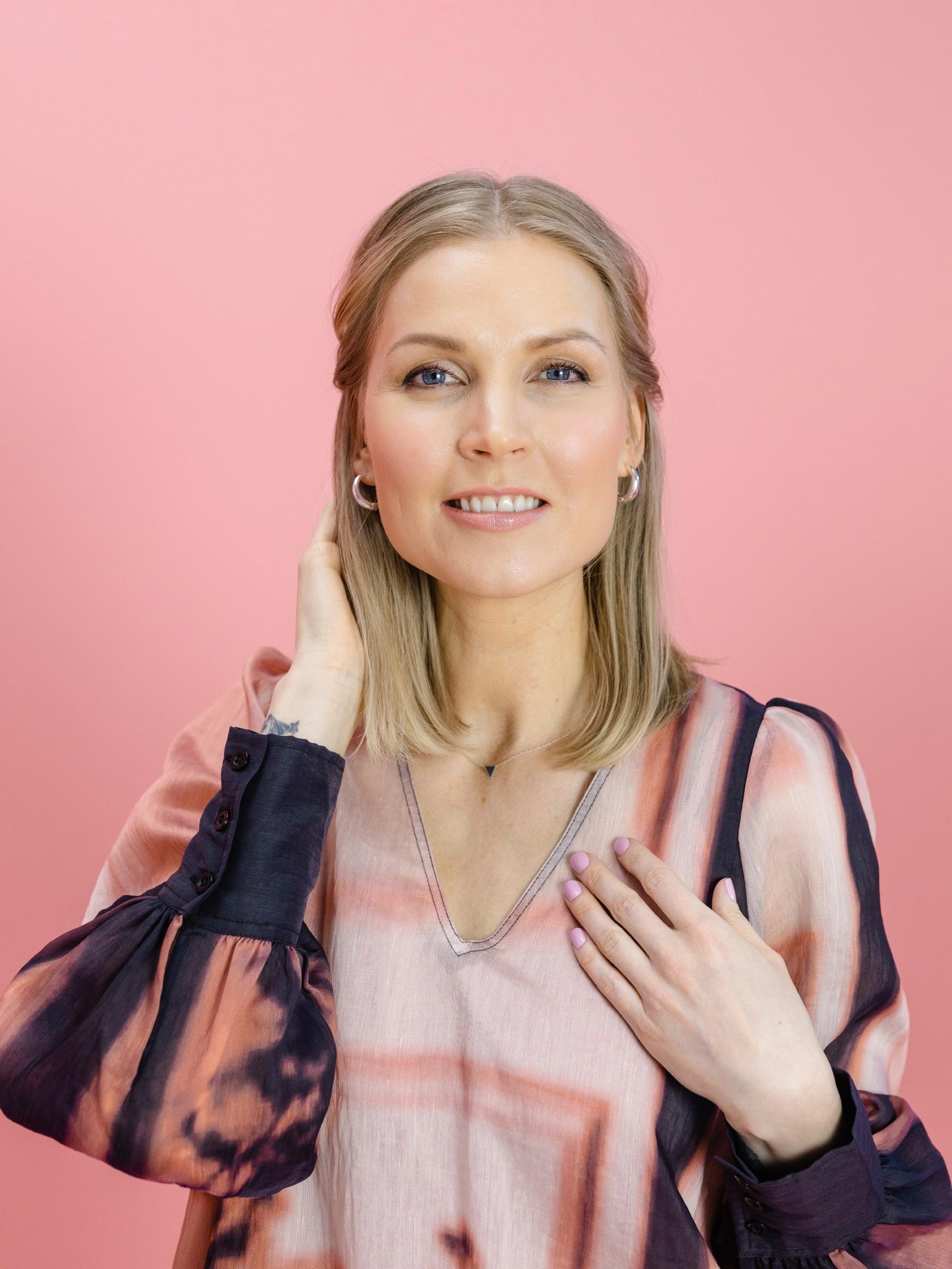 Pari pinniä, ponnari ja täysosuma! Helpot juhlakampaukset joka tyylille, katso ohjevideot tästä!