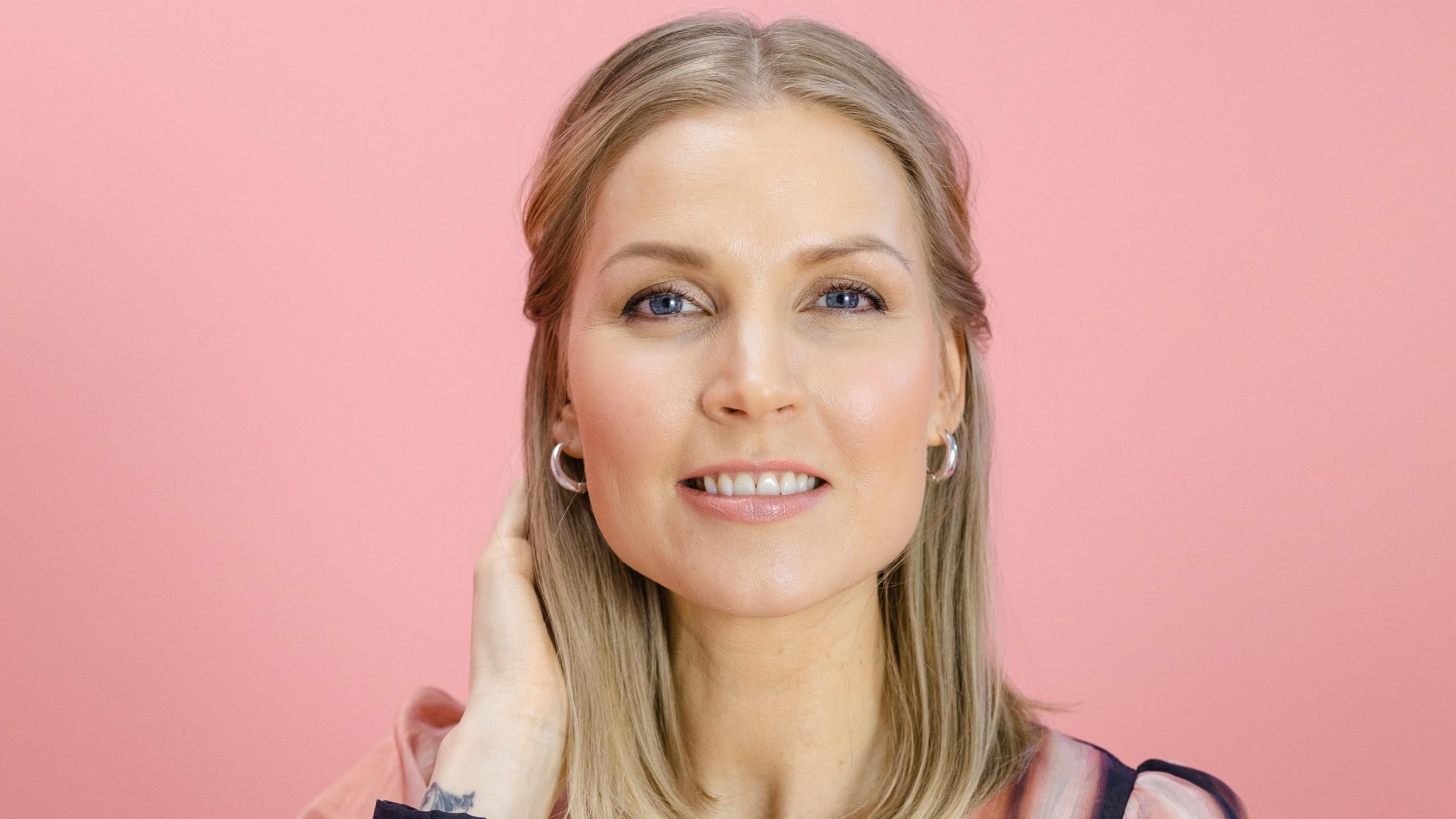 Pari pinniä, ponnari ja täysosuma! Helpot juhlakampaukset joka tyylille, katso ohjevideot tästä!