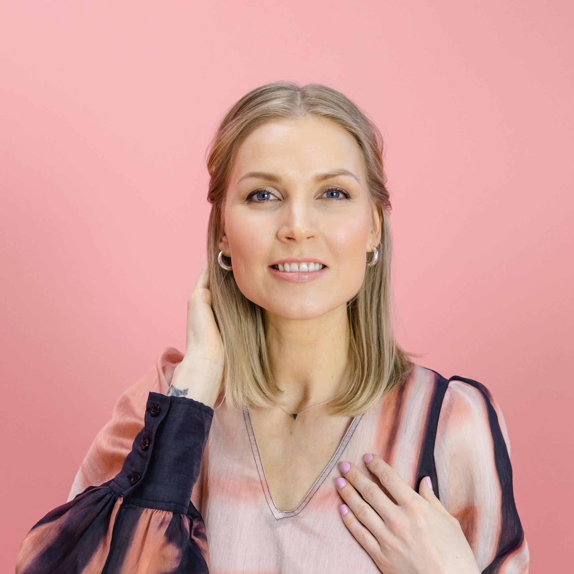 Pari pinniä, ponnari ja täysosuma! Helpot juhlakampaukset joka tyylille, katso ohjevideot tästä!