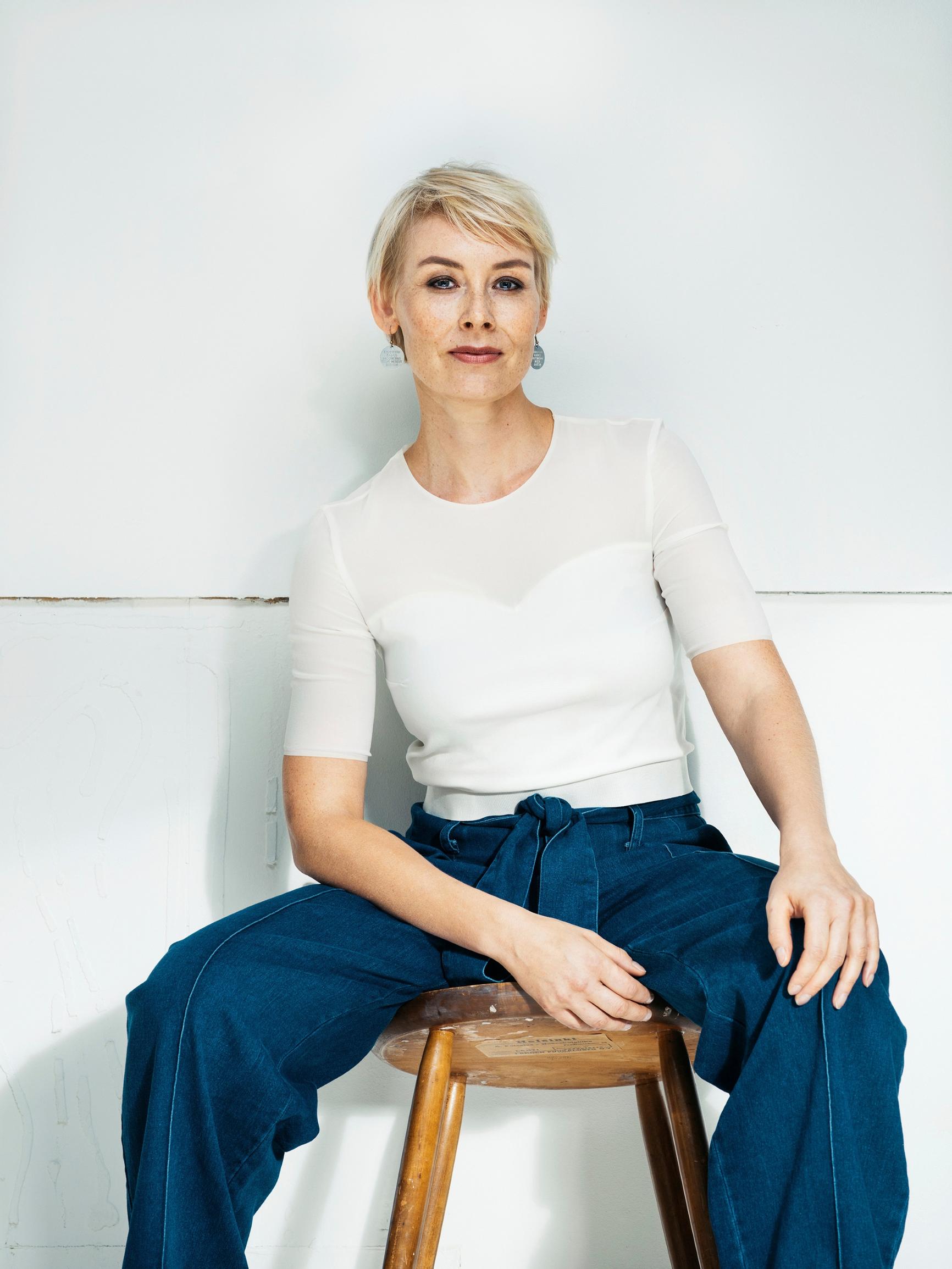 Kirjailija Laura Lindstedt palasi terapiaan nelikymppisenä: "Kun mielenterveyttään hoitaa, ei kuormita muita ongelmillaan"