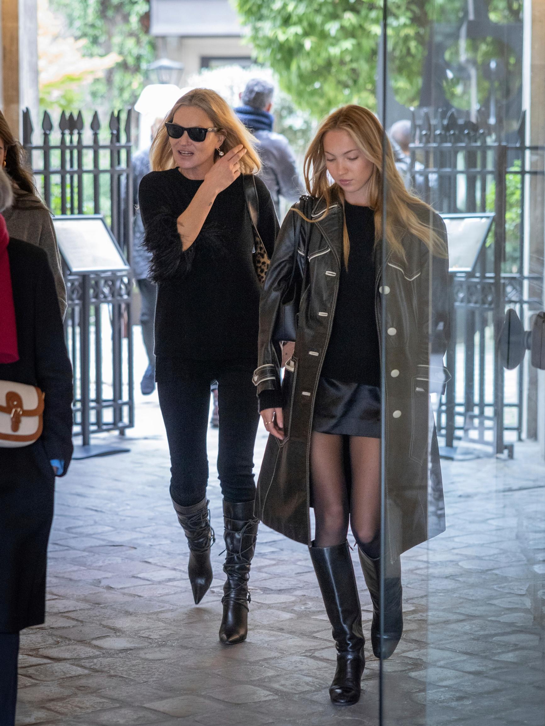 Tytär Lila Grace Moss Hack, 22, on seurannut äitinsä jalanjälkiä mallina. Pari kuvattiin viime syyskuussa Pariisissa.