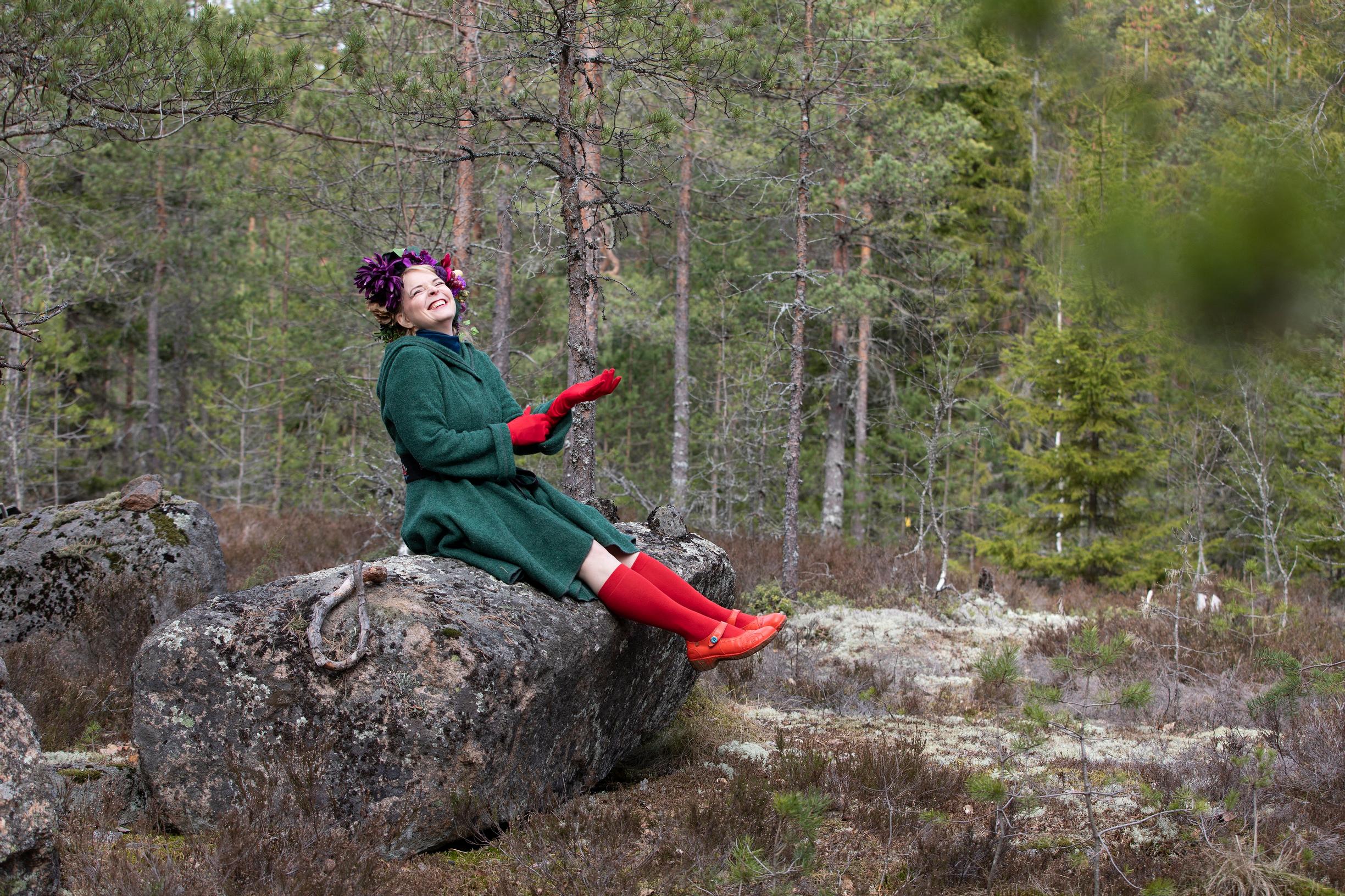 Heli Laaksosella on tapana käydä miettimässä asioita kodin lähimetsästä löytyvällä sikakivellä.