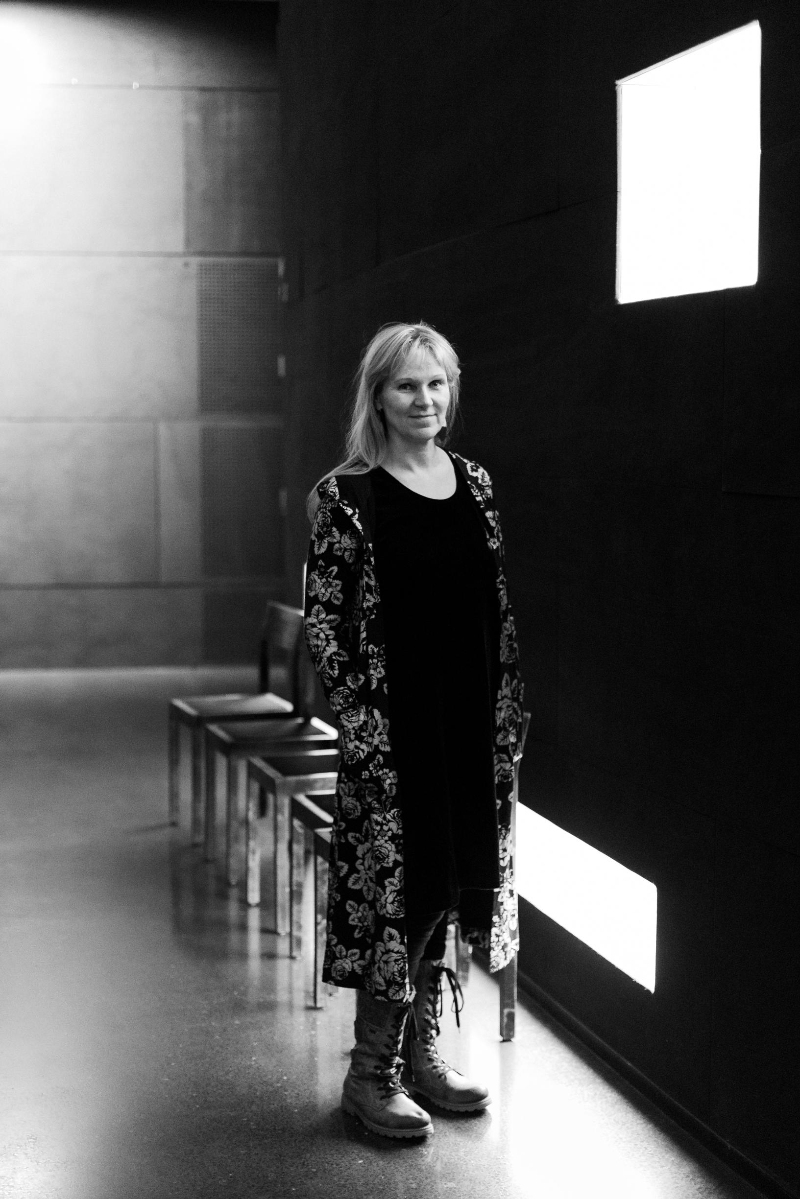 Johanna Venho aloitti uransa runoilijana. Hänet tunnetaan muun muassa Sylvi Kekkosesta ja Tove Janssonista kirjoittamistaan romaaneista sekä Martti Suosalo tuoreesta elämäkerrasta.