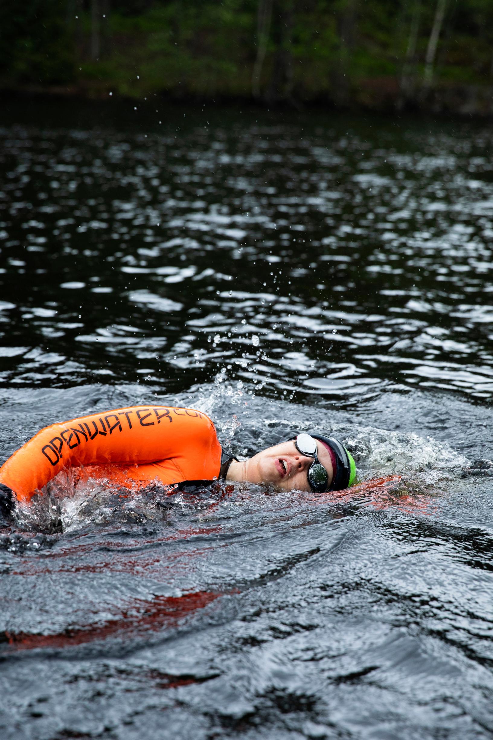 Tiina Sirkjärvi uimassa