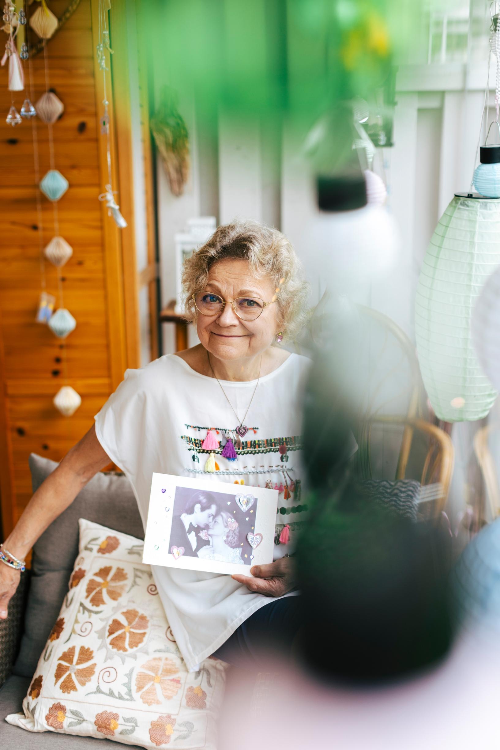 Pirkko tekee kuvistaan kortteja, joilla ilahduttaa ystäviään.