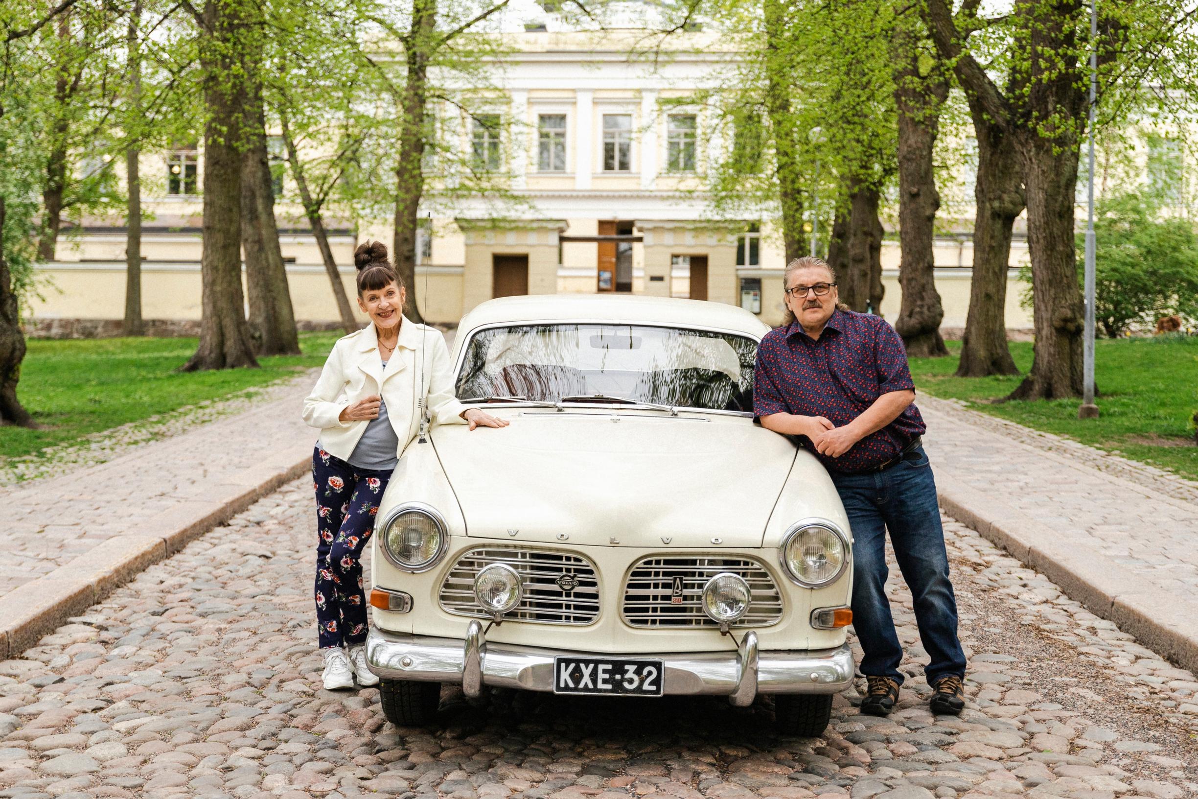 Eeva Eloranta ja Hannu Lappalainen asuvat taas Helsingissä. Eeva näyttelee jälleen, ja Hannu on palannut autoharrastuksensa pariin. Kuvassa kiiltelee vuoden 1970 Volvo Amazon.
