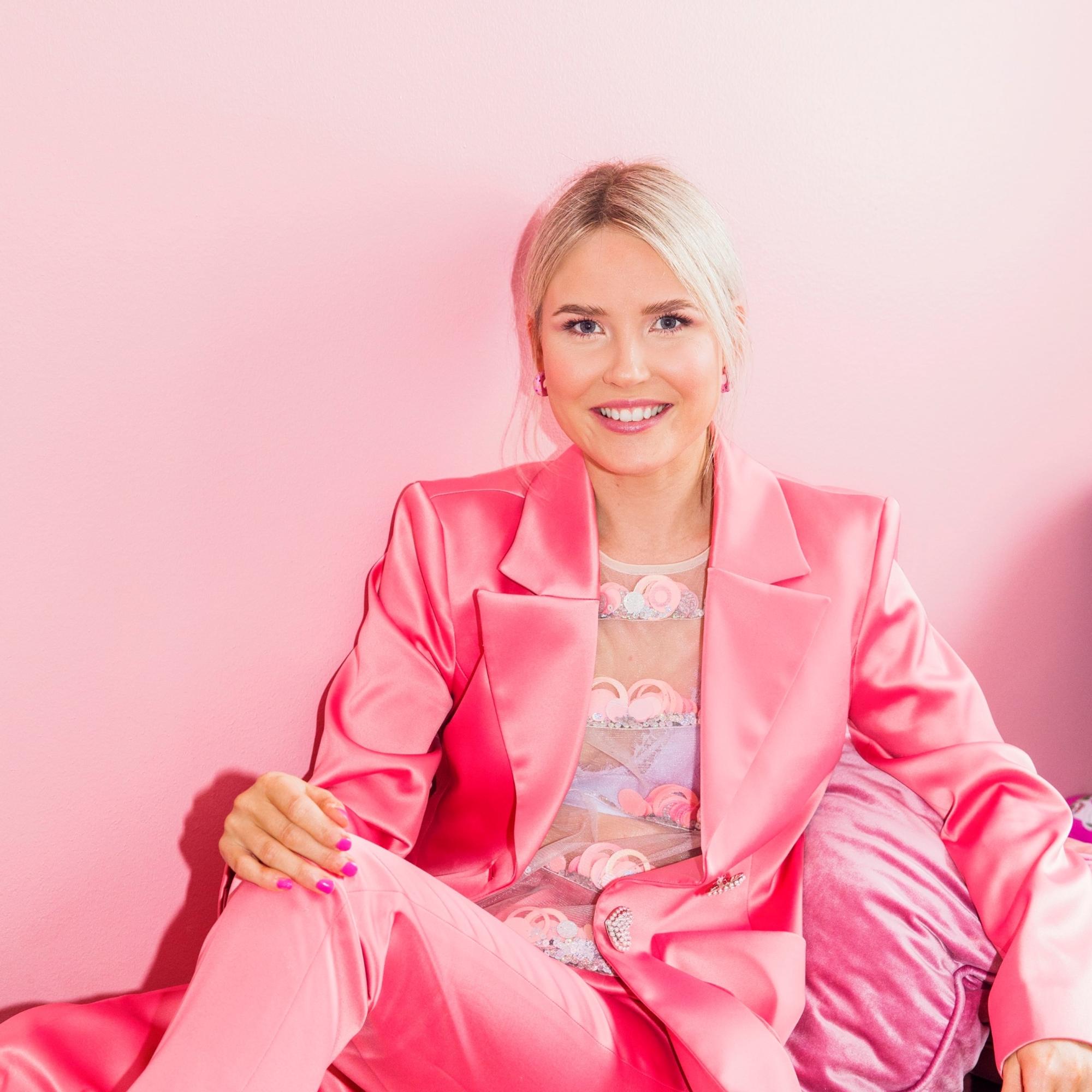 Pinkki asu ja herkkyys sopivat yhtä lailla johtajan rooliin, sanoo Polhemin maajohtaja Noora Vappula