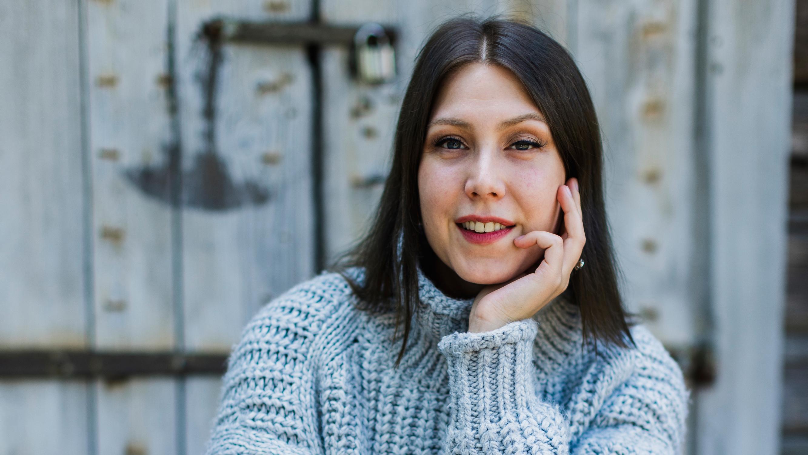 Tarot-kortit ja noituus ovat Meeri Toivoselle hyvinvointitekoja: ”Nykyisessä informaatiotulvassa voi helposti kadottaa itsensä. Noituus palauttaa”