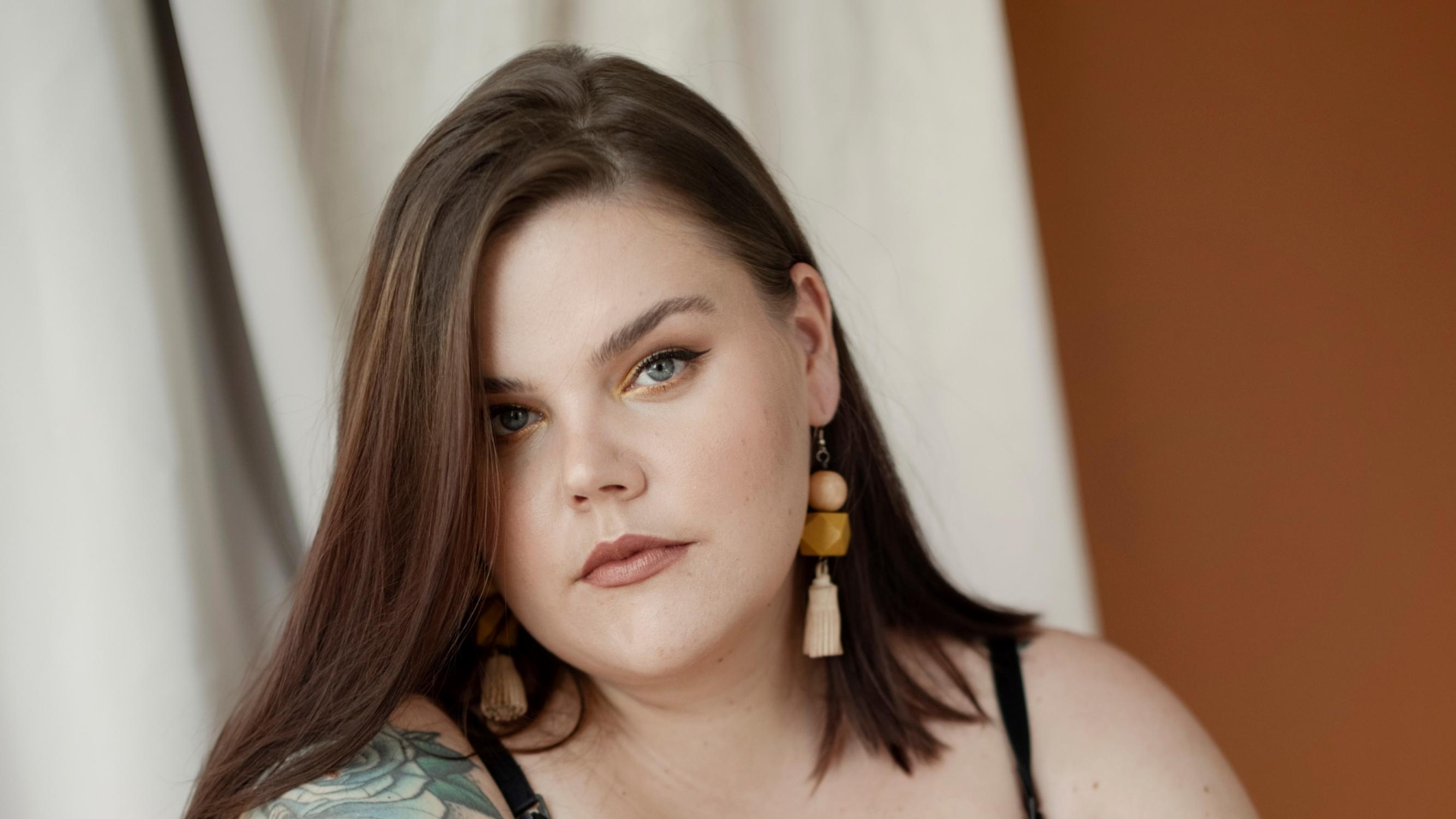 Kiira Kokkinen sai endometrioosi-diagnoosin vasta vuosien kipujen jälkeen – ”Suututtaa, miten vähättelevästi asiaan suhtaudutaan”