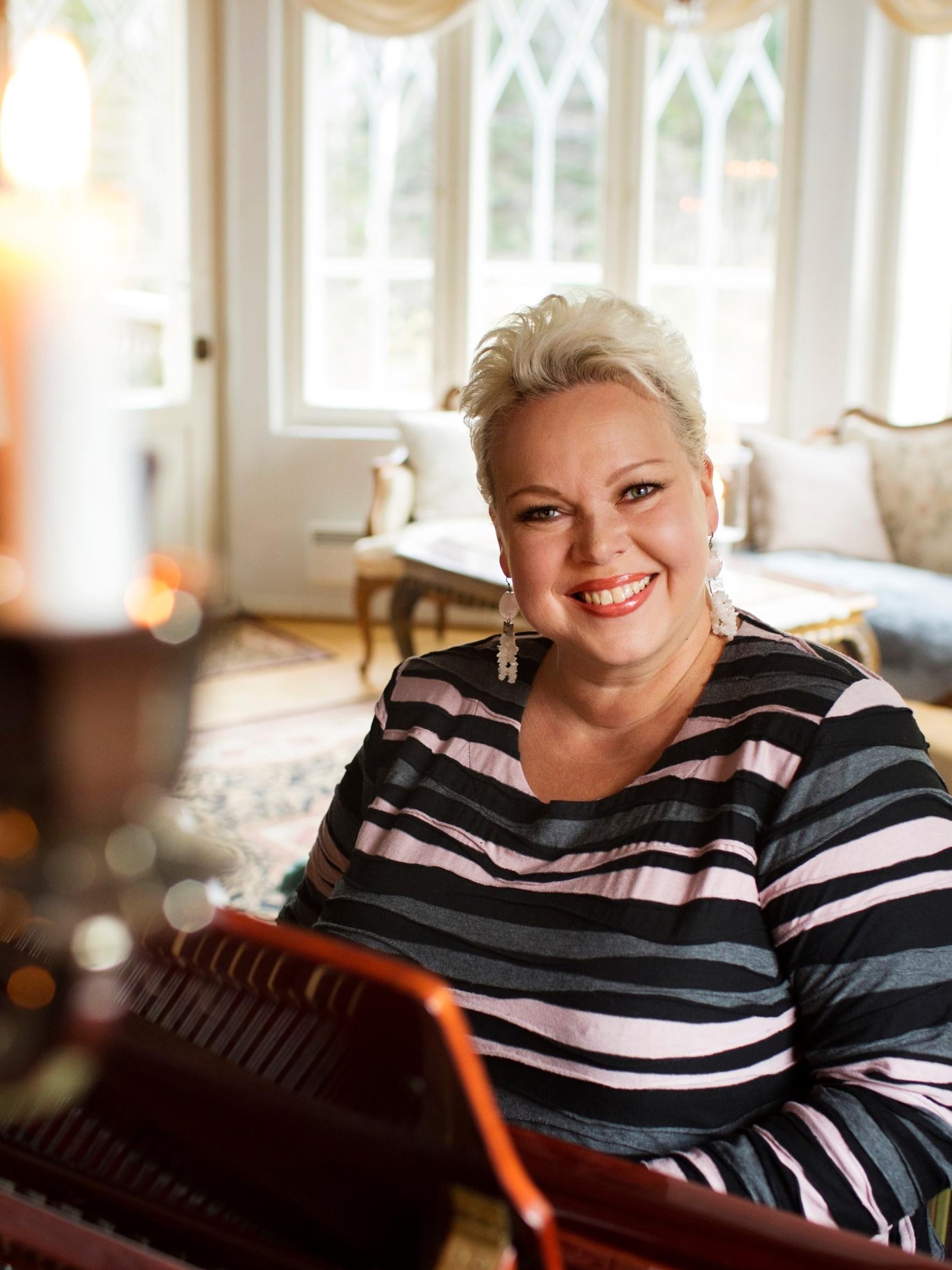 Oopperalaulaja Johanna Rusanen-Kartano meikkaa näyttääkseen huolitellulta, ei nuorelta: "On hukkaan heitettyä aikaa murehtia vanhenemista, se tapahtuu kaikille"