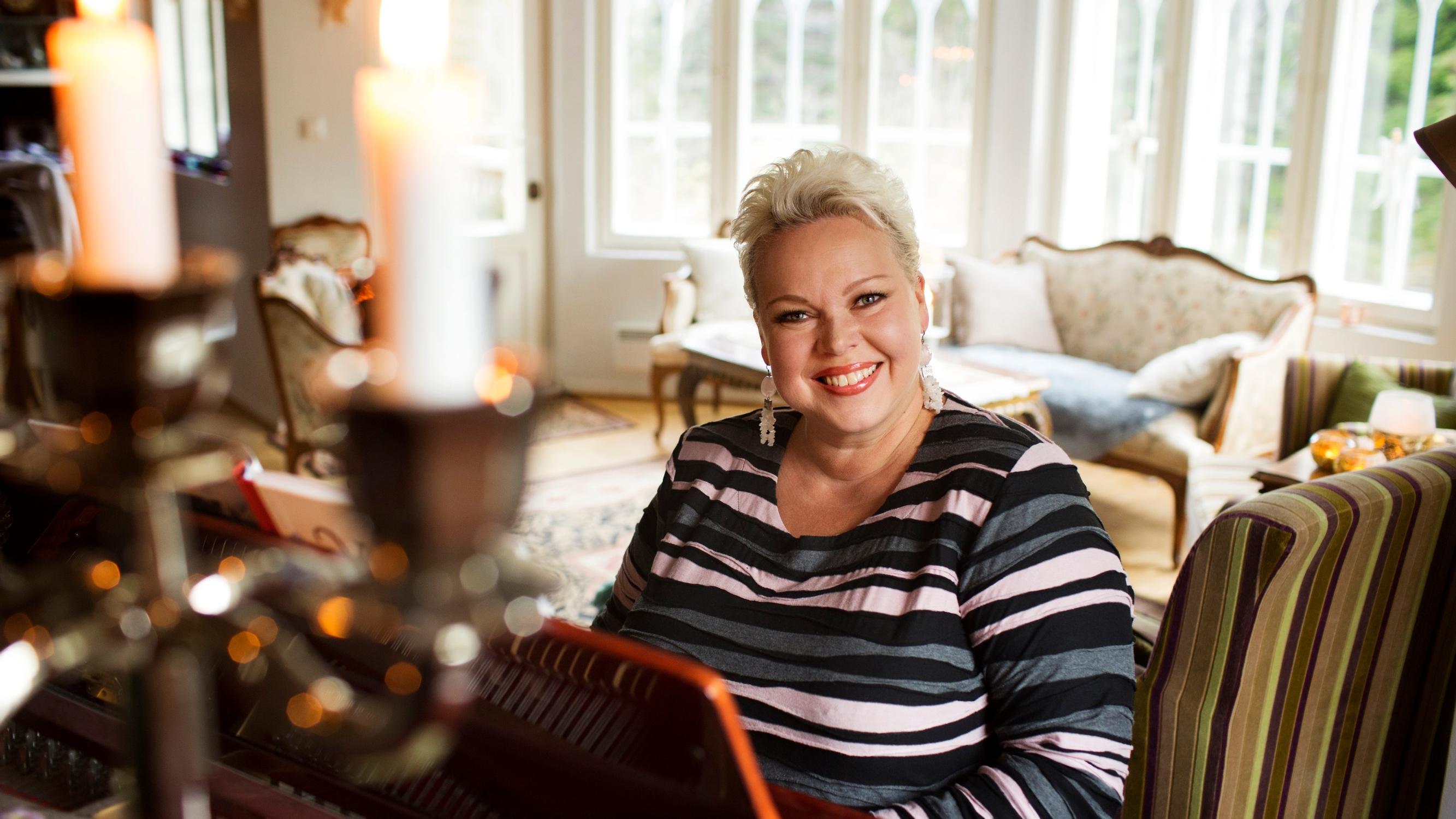 Oopperalaulaja Johanna Rusanen-Kartano meikkaa näyttääkseen huolitellulta, ei nuorelta: "On hukkaan heitettyä aikaa murehtia vanhenemista, se tapahtuu kaikille"