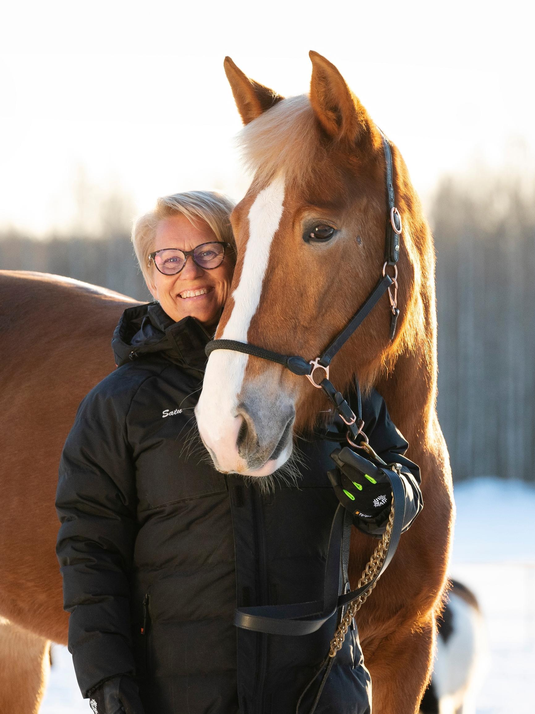 Selviytymistarina: Kun Satu Turkka menetti puolisonsa onnettomuudessa, pahimpaan ahdistukseen auttoivat hevoset – ”Olen elänyt voimieni äärirajoilla”