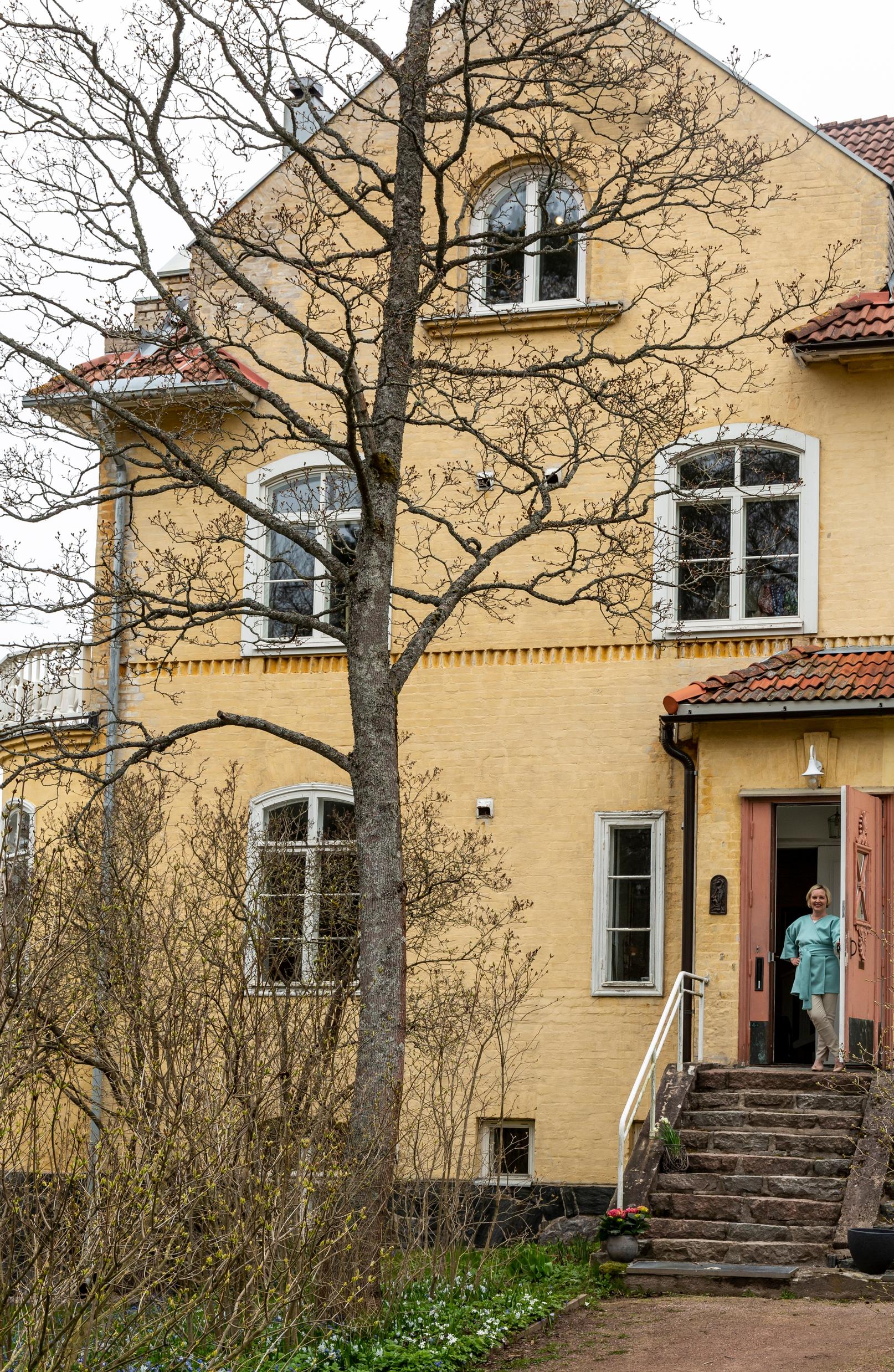 Armas Lindgren suunnitteli Ribbinginhovin yli sata vuotta sitten. Lähes alkuperäisenä säilynyt, kulttuurihistoriallisesti merkittävä kokonaisuus on suojeltu.