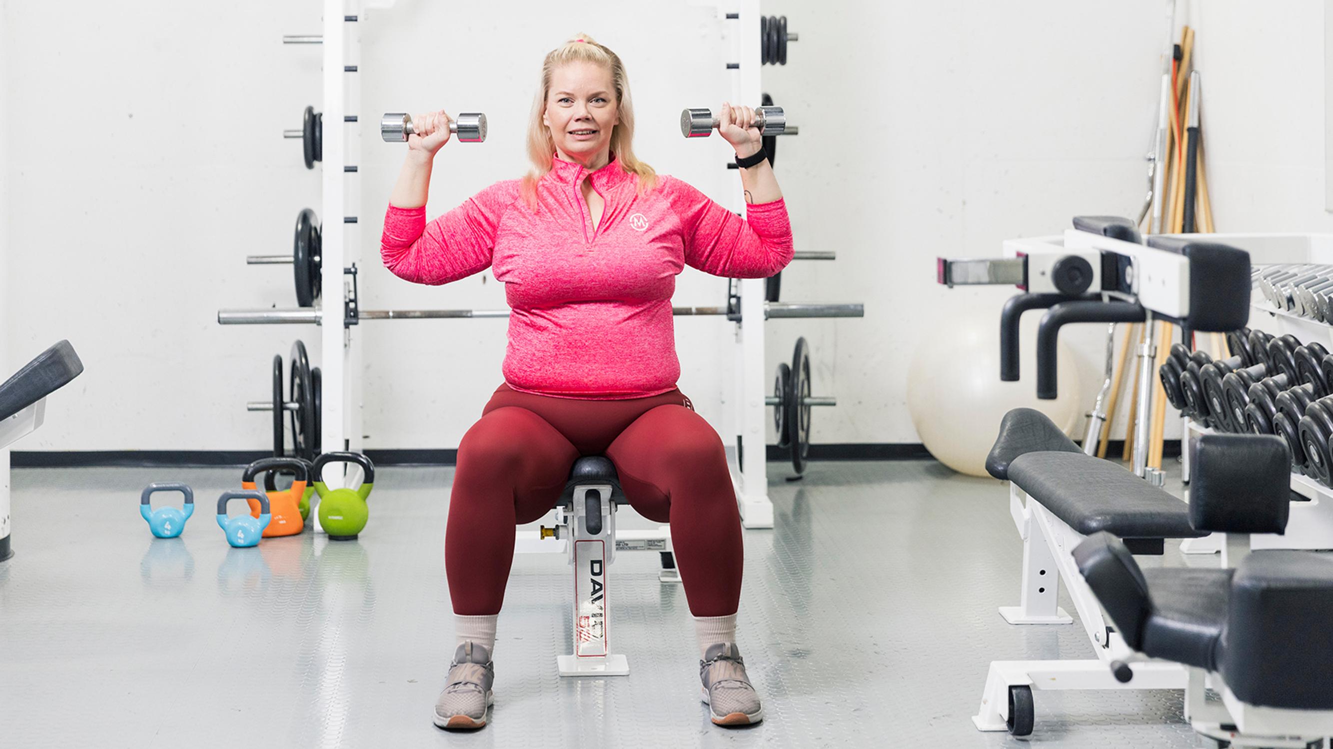 Miten pääsisi alkuun kuntosalilla? Tämä helppo koko kehon salitreeni sisältää vain 5 liikettä ja sujuu aloittelijaltakin alle tunnissa