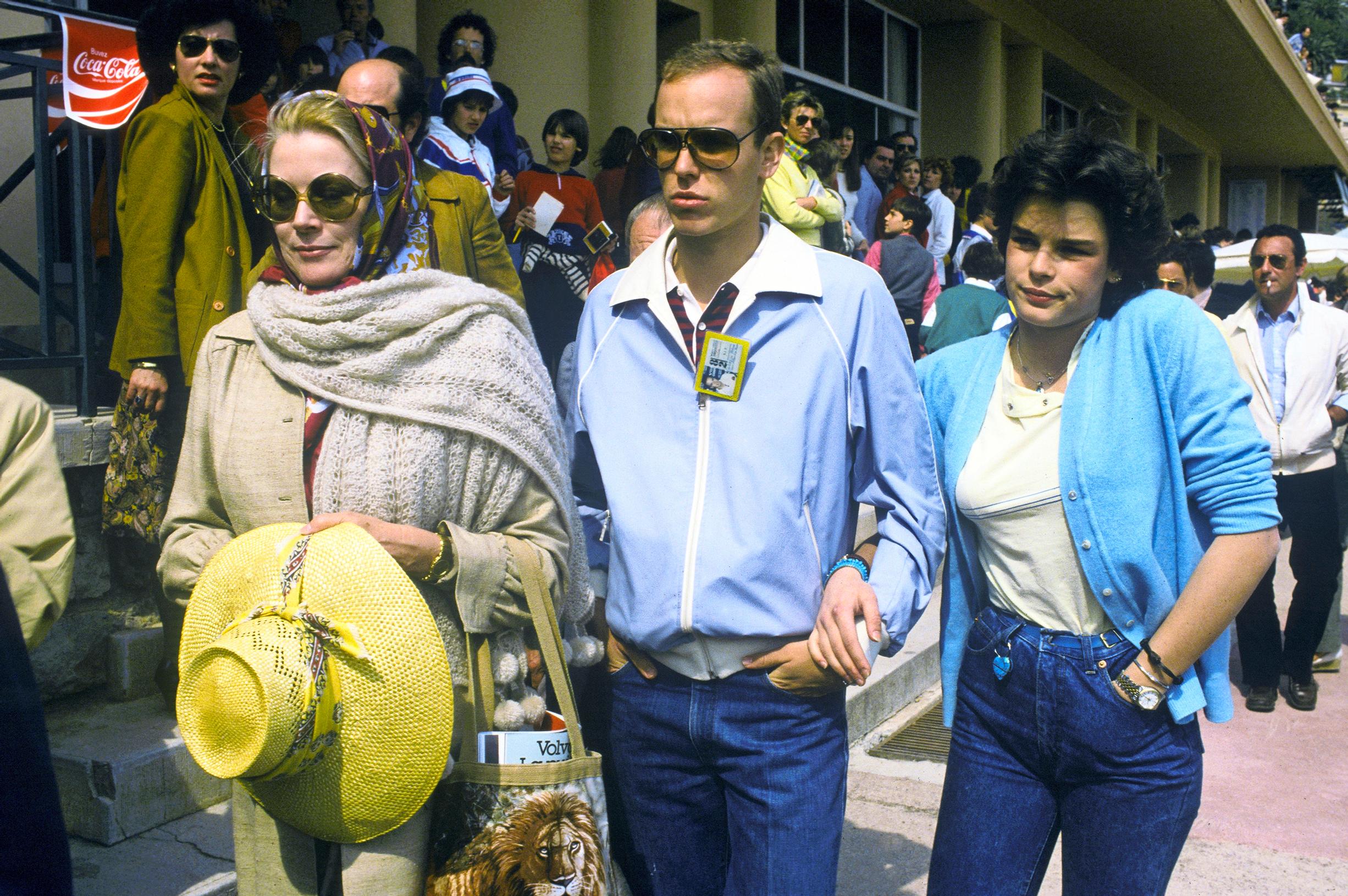 Ruhtinatar Grace lastensa Albertin ja Stephanien kanssa tennistä katsomassa 1982.