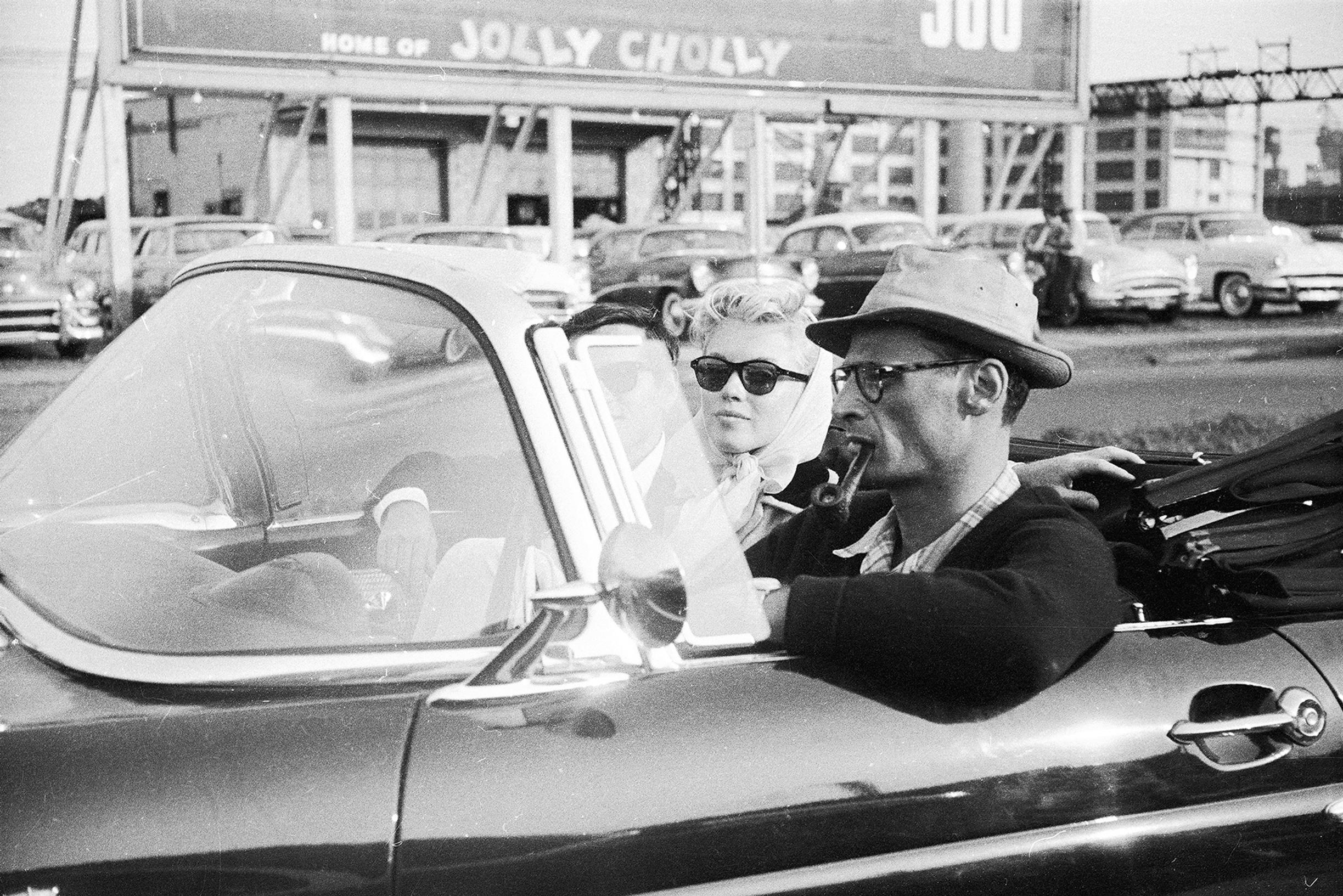 Avioliitto vasemmistolaisen kirjailija Arthur Millerin kanssa yllätti elokuvapiirit. Kyydittävänä on myös parin ystävä, valokuvaaja Milton Greene.