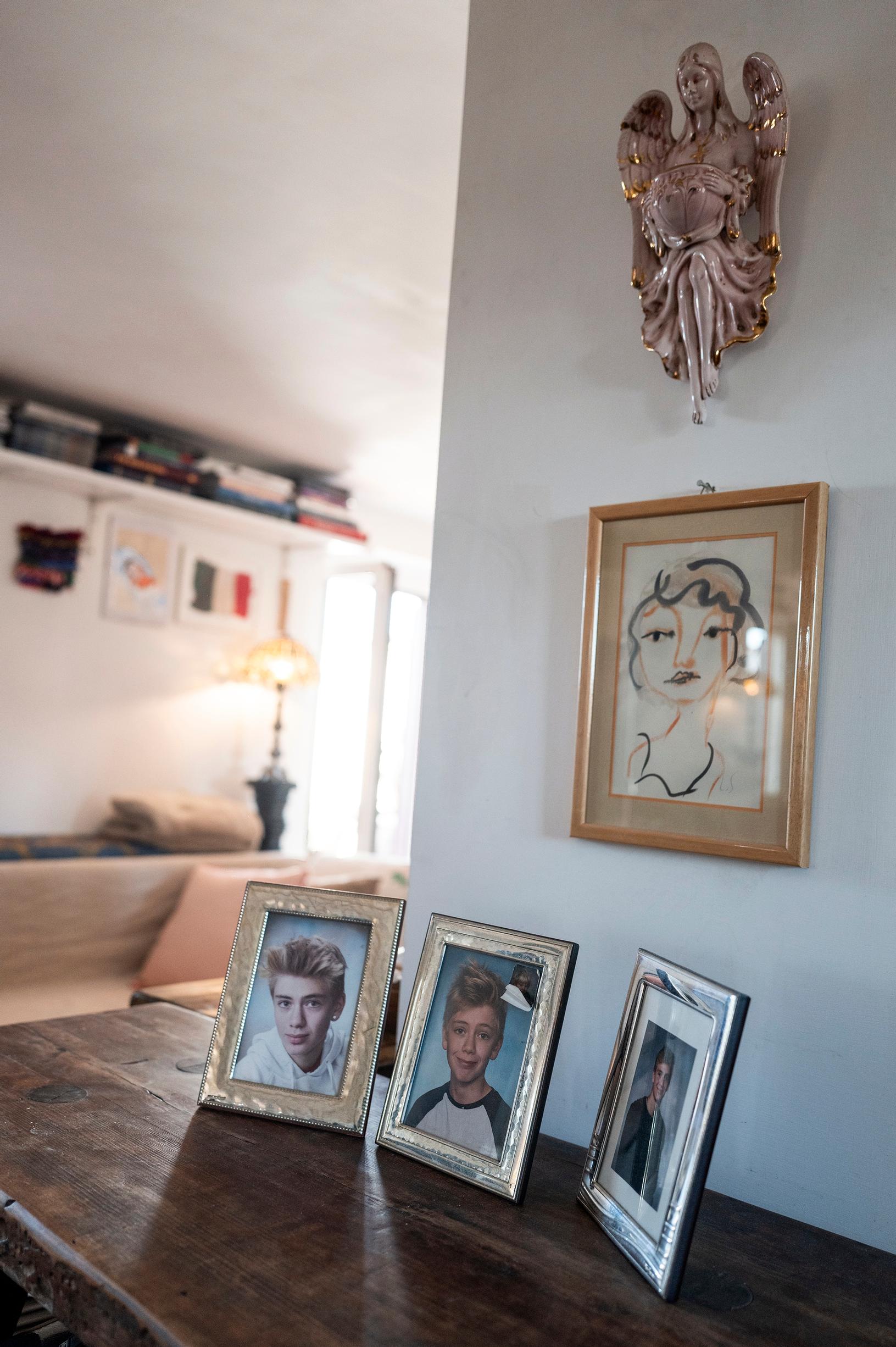 Lipastoa koristavat Raffaello-pojan lapsuuskuvat. Takaseinällä on hänen nuorempana tekemiään taideteoksia kuten pieni Italian lippua mukaileva ryijy.